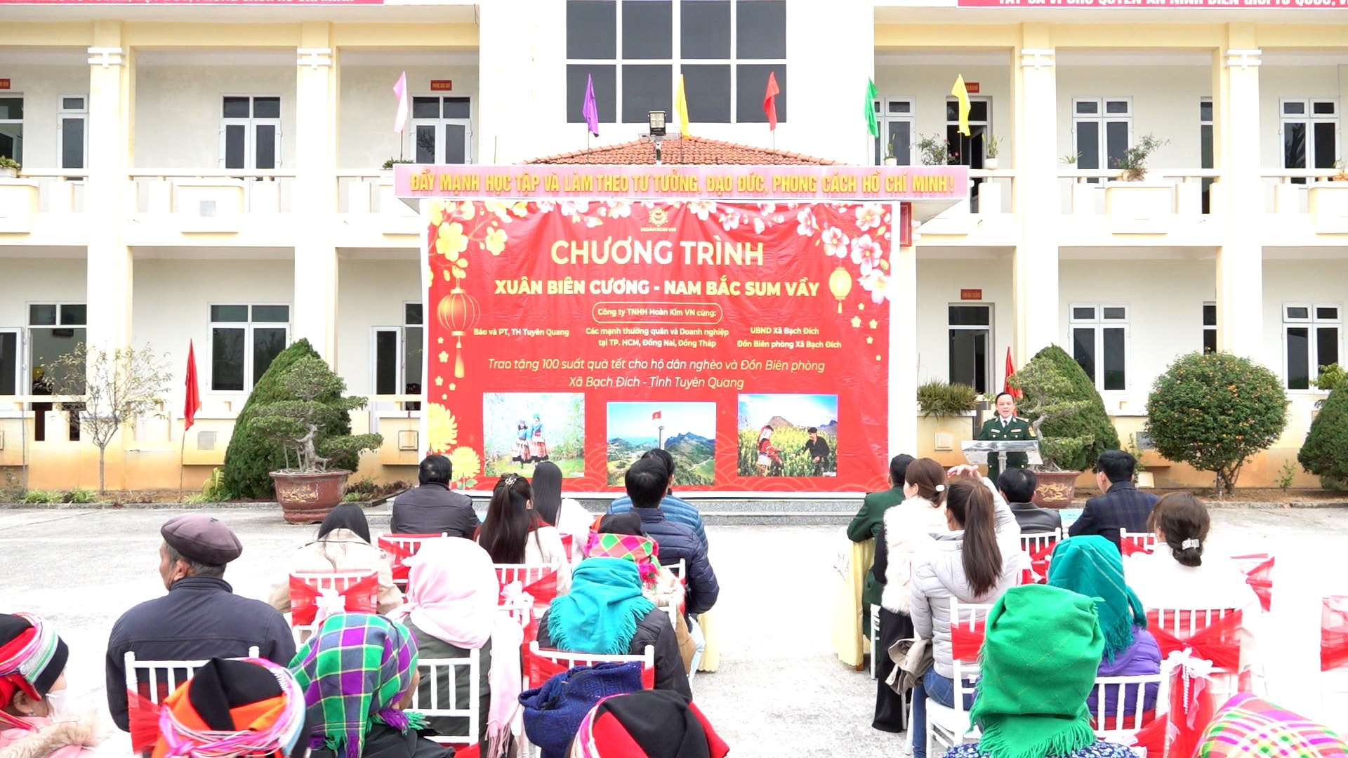 Xã Bạch Đích tổ chức trao quà “Xuân biên cương – Nam Bắc sum vầy” 