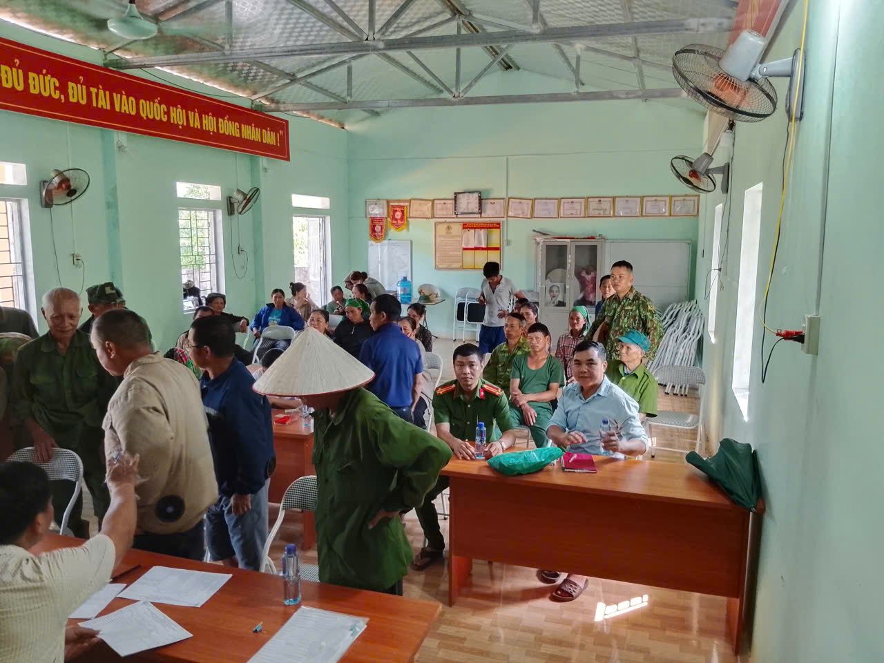CÔNG AN XÃ ĐỒNG TÂM BẢO ĐẢM AN NINH TRẬT TỰ TRONG CÔNG TÁC CHI TRẢ TIỀN HỖ TRỢ THIỆT HẠI DO THIÊN TAI TẠI THÔN BẢN BUỐT VÀ THÔN PHA