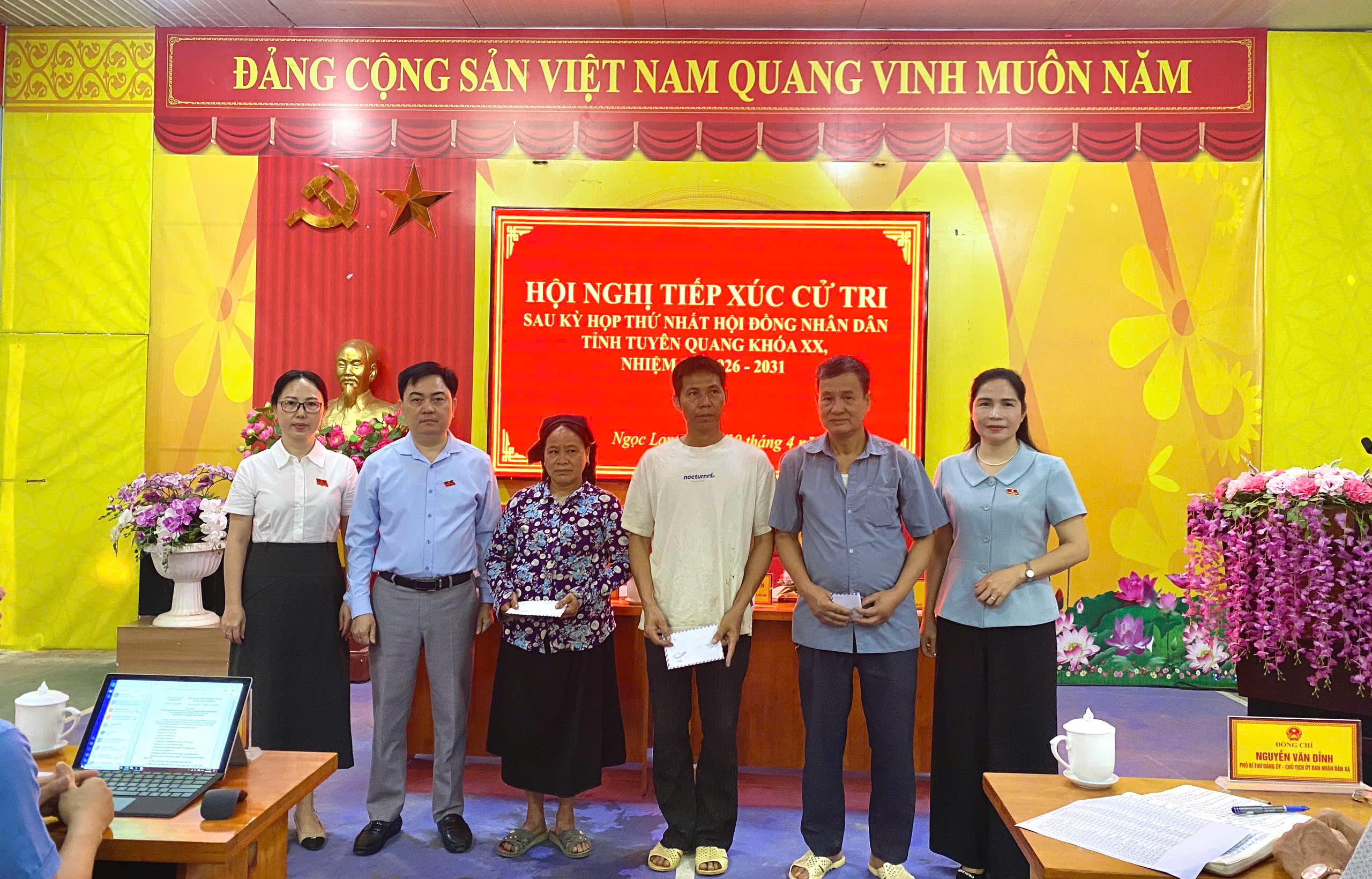 TỔ ĐẠI BIỂU SỐ 01 HĐND TỈNH TUYÊN QUANG TIẾP XÚC CỬ TRI TẠI XÃ NGỌC LONG SAU KỲ HỌP THỨ NHẤT HĐND TỈNH KHÓA XX