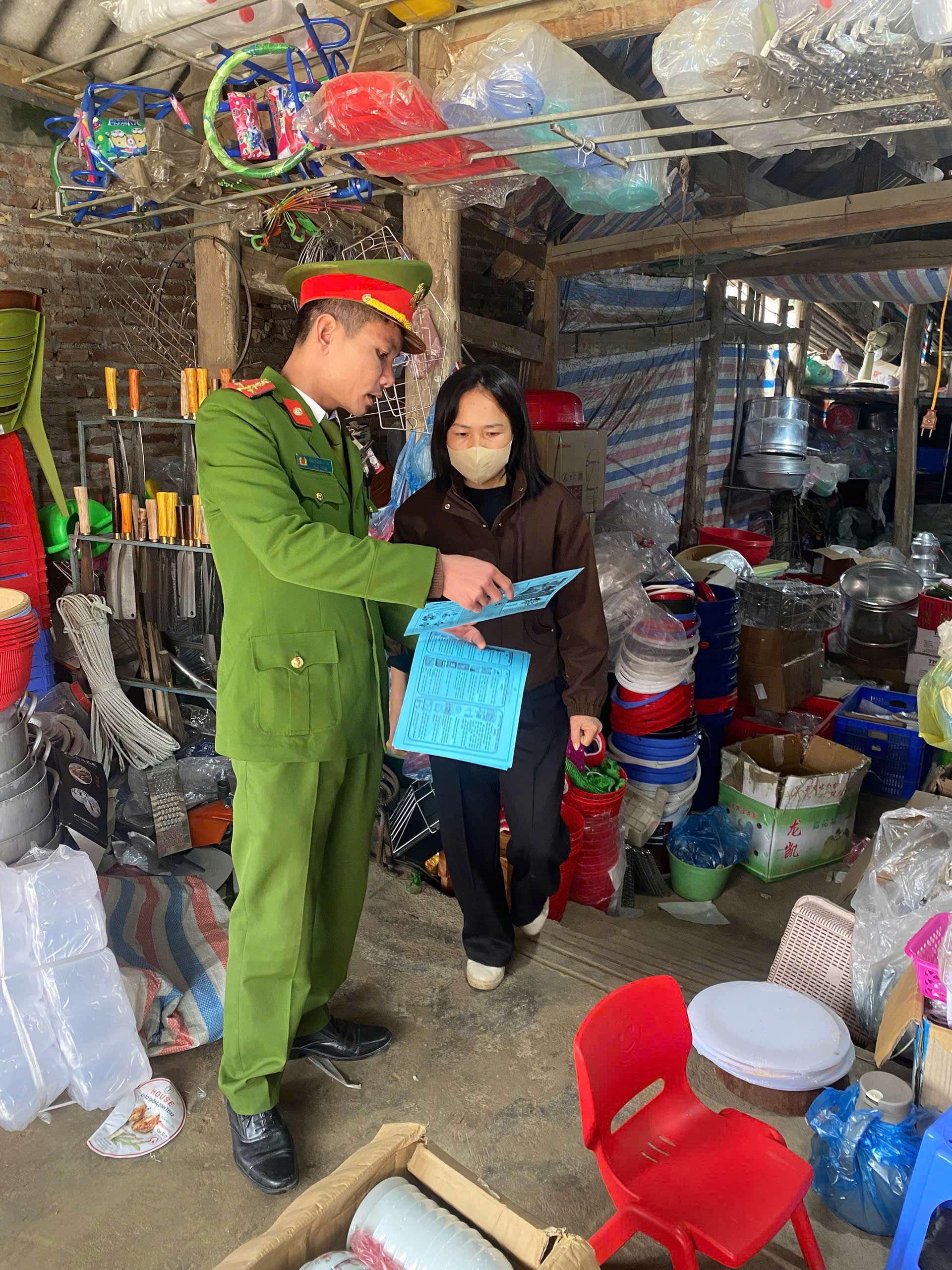 CÔNG AN XÃ PHÙ LƯU TUYÊN TRUYỀN, PHÁT TỜ RƠI VỀ CÔNG TÁC PHÒNG CHÁY CHỮA CHÁY TRÊN ĐỊA BÀN XÃ