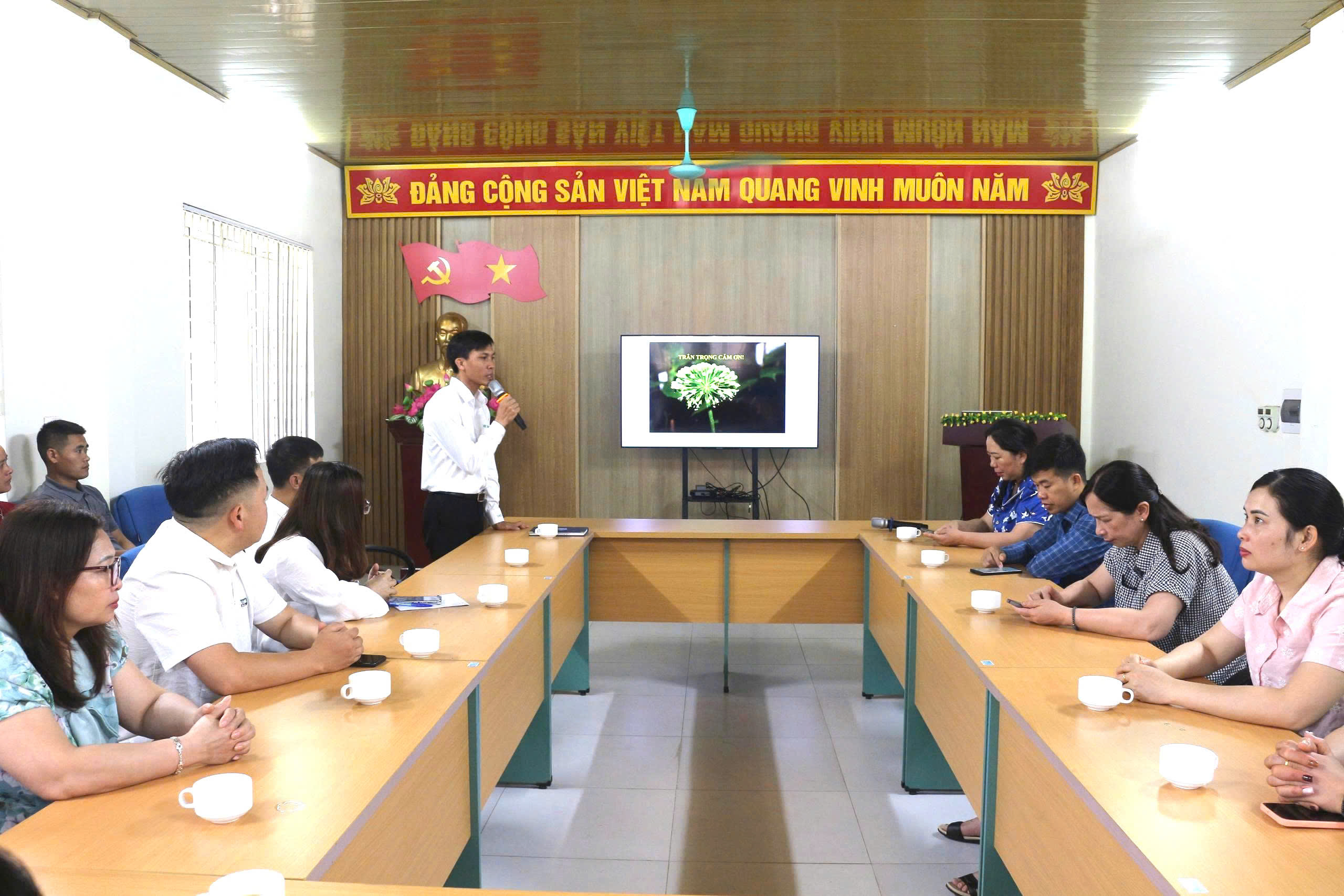 Đoàn công tác xã Sủng Máng học tập kinh nghiệm phát triển kinh tế, giảm nghèo tại Tuyên Quang và Lào Cai