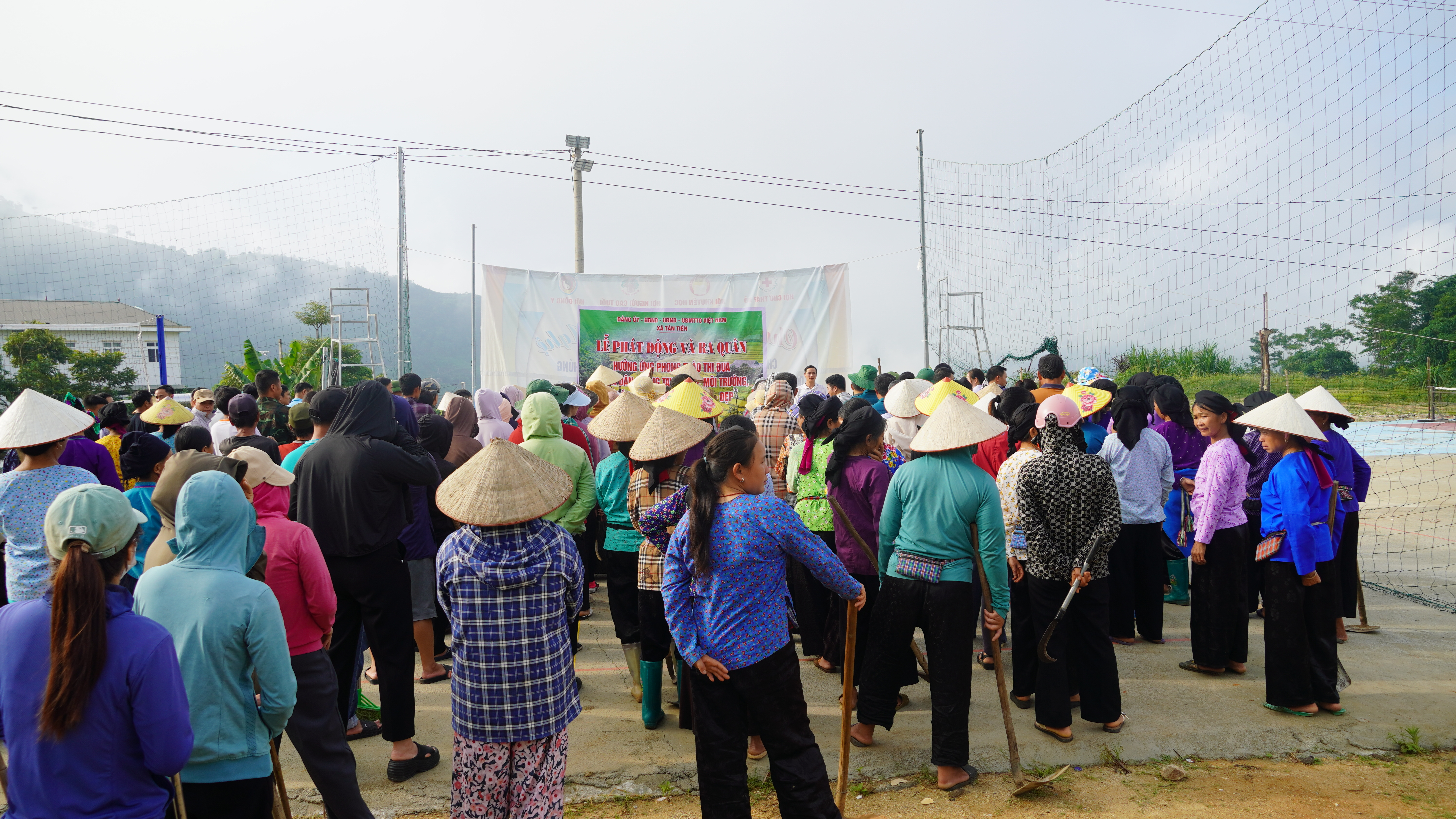 Xã Tân Tiến ra quân hưởng ứng phong trào “Toàn dân chung tay bảo vệ môi trường vì một Việt Nam xanh - sạch - đẹp”