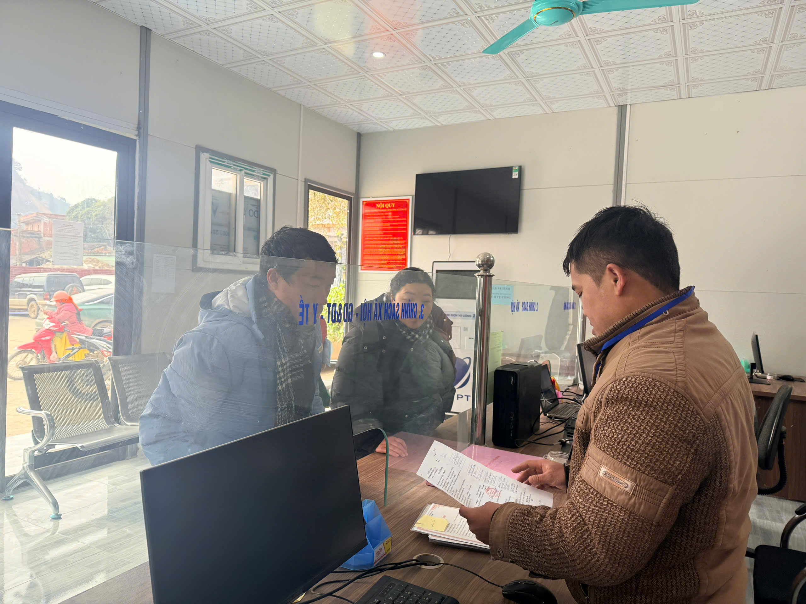 TRUNG TÂM PHỤC VỤ HÀNH CHÍNH CÔNG XÃ LŨNG CÚ: LẤY SỰ HÀI LÒNG CỦA NGƯỜI DÂN LÀM THƯỚC ĐO