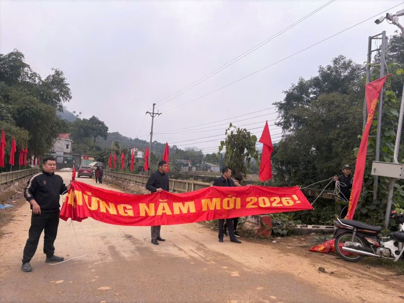 Đồng chí Nguyễn Xuân Hải PBT- Chủ tịch UBND xã kiểm tra công tác tuyên truyền, trang trí khánh tiết 