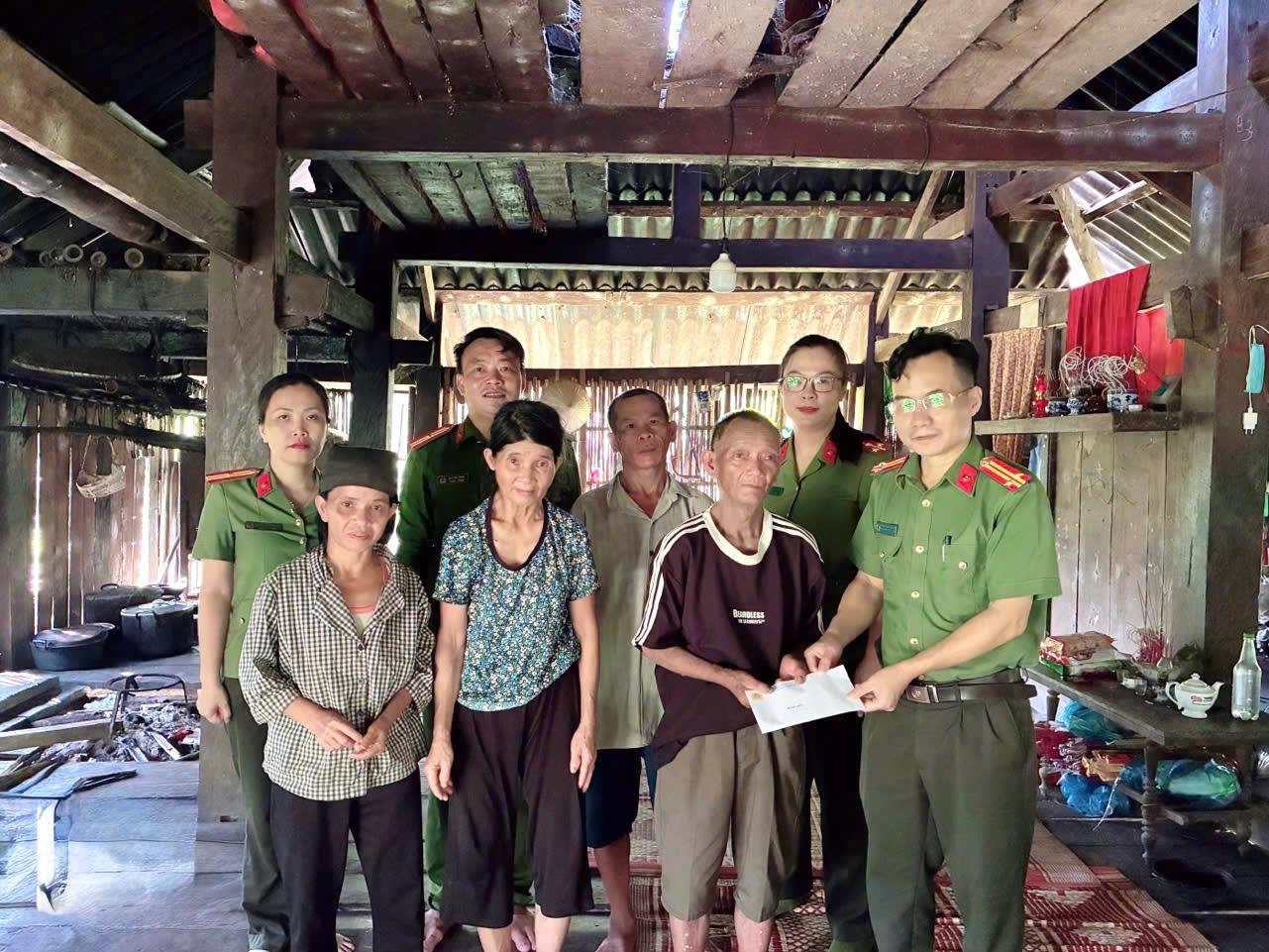 CHUNG TAY GIÚP ĐỠ GIA ĐÌNH CÓ HOÀN CẢNH ĐẶC BIỆT KHÓ KHĂN TRÊN ĐỊA BÀN