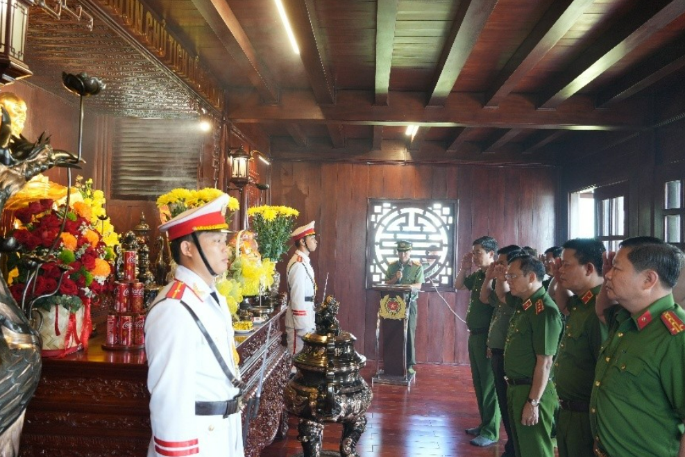 THỨ TRƯỞNG NGUYỄN VĂN LONG DÂNG HƯƠNG TƯỞNG NIỆM CHỦ TỊCH HỒ CHÍ MINH