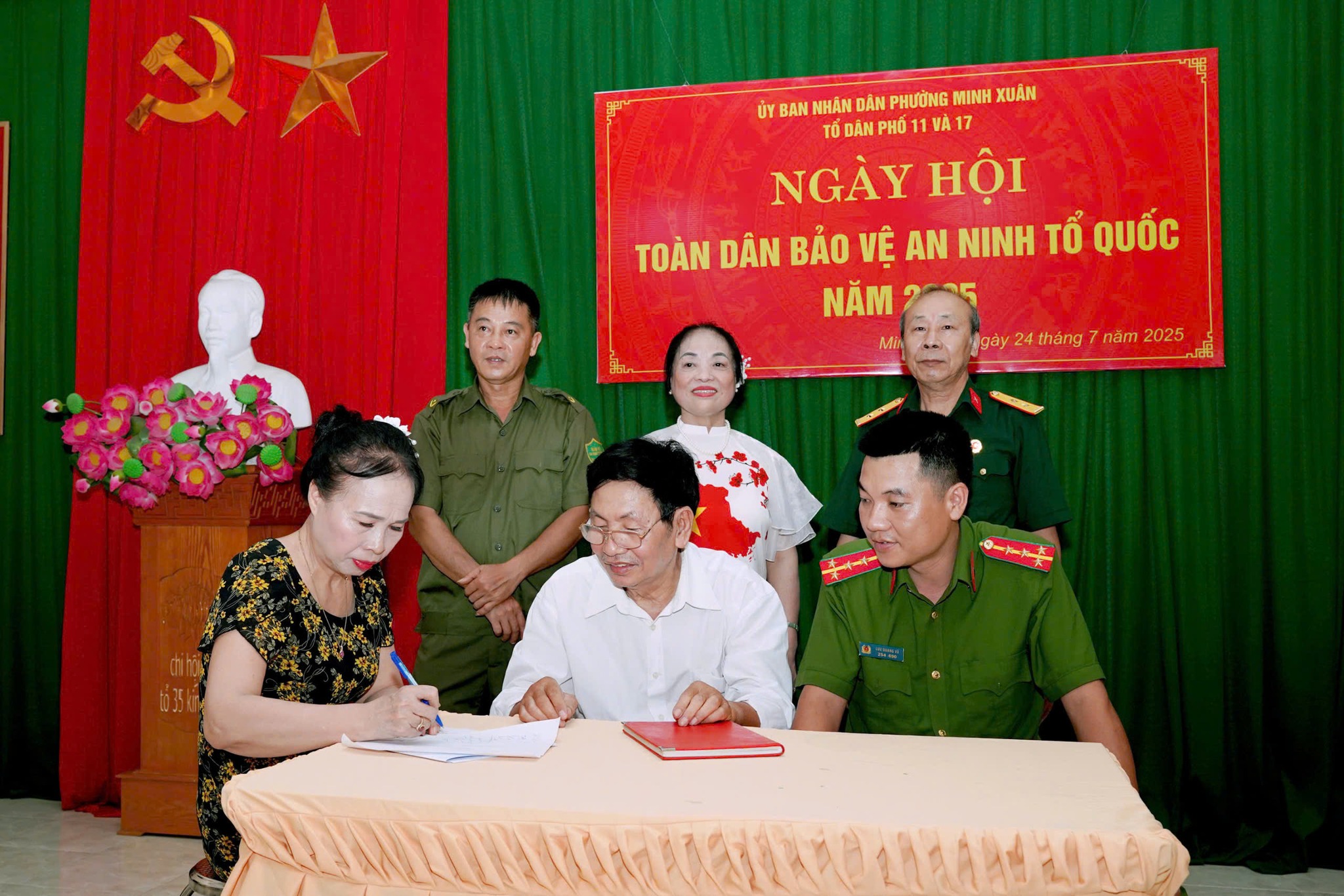 CÔNG AN PHƯỜNG MINH XUÂN ĐẨY MẠNH CÔNG TÁC TUYÊN TRUYỀN QUA NGÀY HỘI TOÀN DÂN BẢO VỆ AN NINH TỔ QUỐC TẠI CÁC TỔ DÂN PHỐ