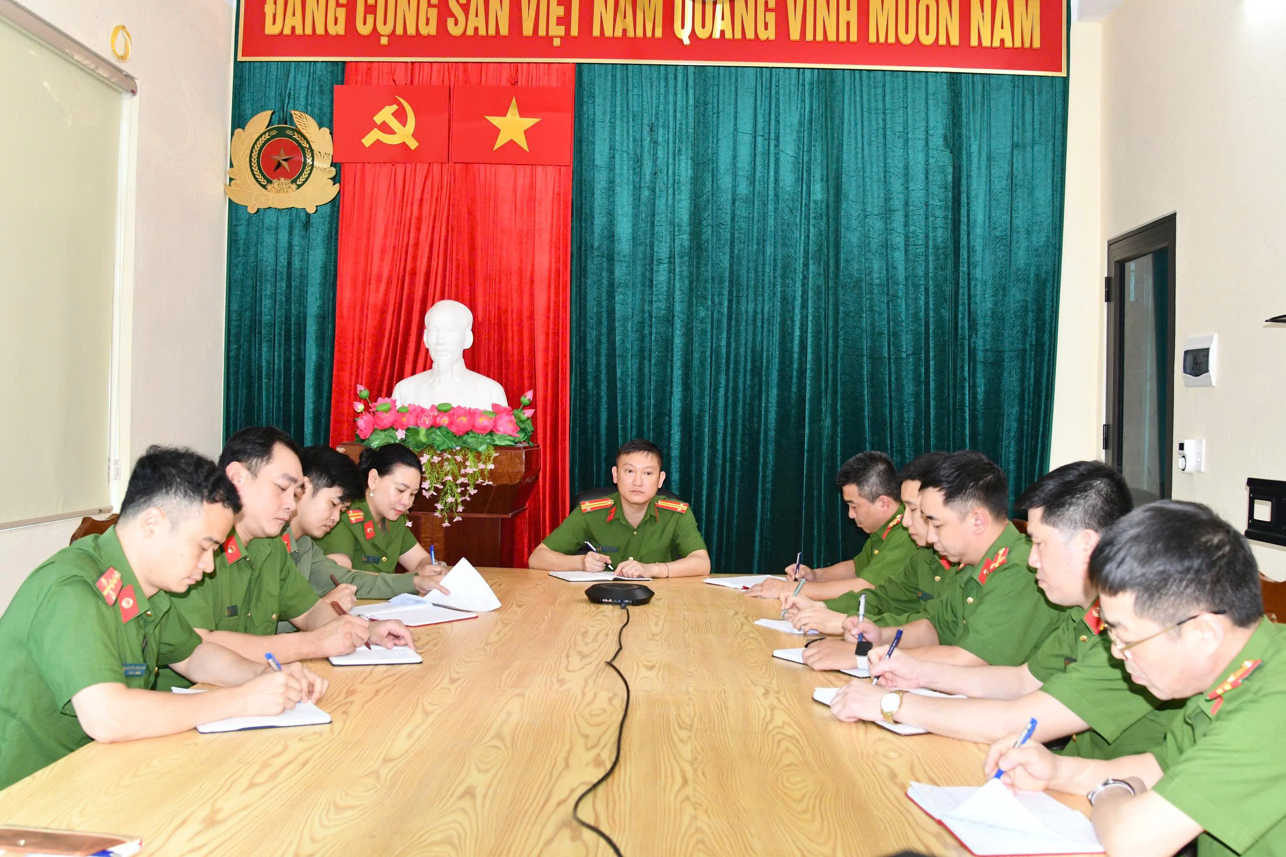 CHI BỘ CÔNG AN XÃ BẰNG HÀNH TỔ CHỨC QUÁN TRIỆT CHỈ THỊ SỐ 07-CT/TW CỦA BỘ CHÍNH TRỊ