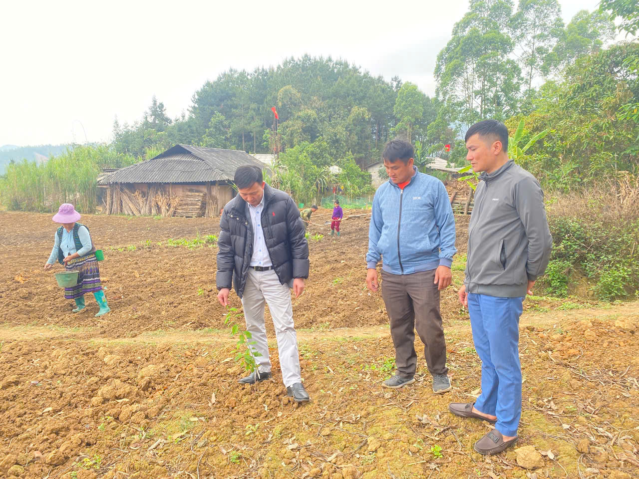 Phó Chủ tịch UBND xã kiểm tra tình hình sản xuất vụ xuân và công tác giáo dục tại thôn Trù Lủng Dưới, Ha Cá