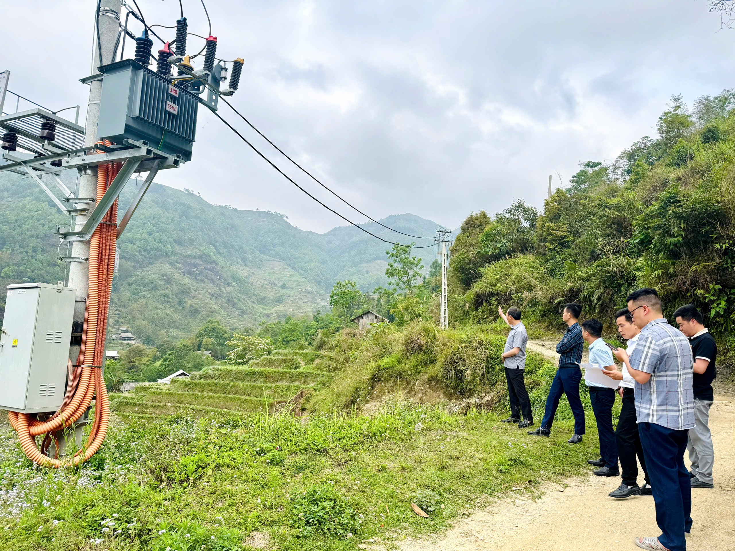 ĐOÀN CÔNG TÁC SỐ 1 CỦA SỞ DÂN TỘC VÀ TÔN GIÁO TỈNH  LÀM VIỆC TẠI XÃ NẤM DẨN