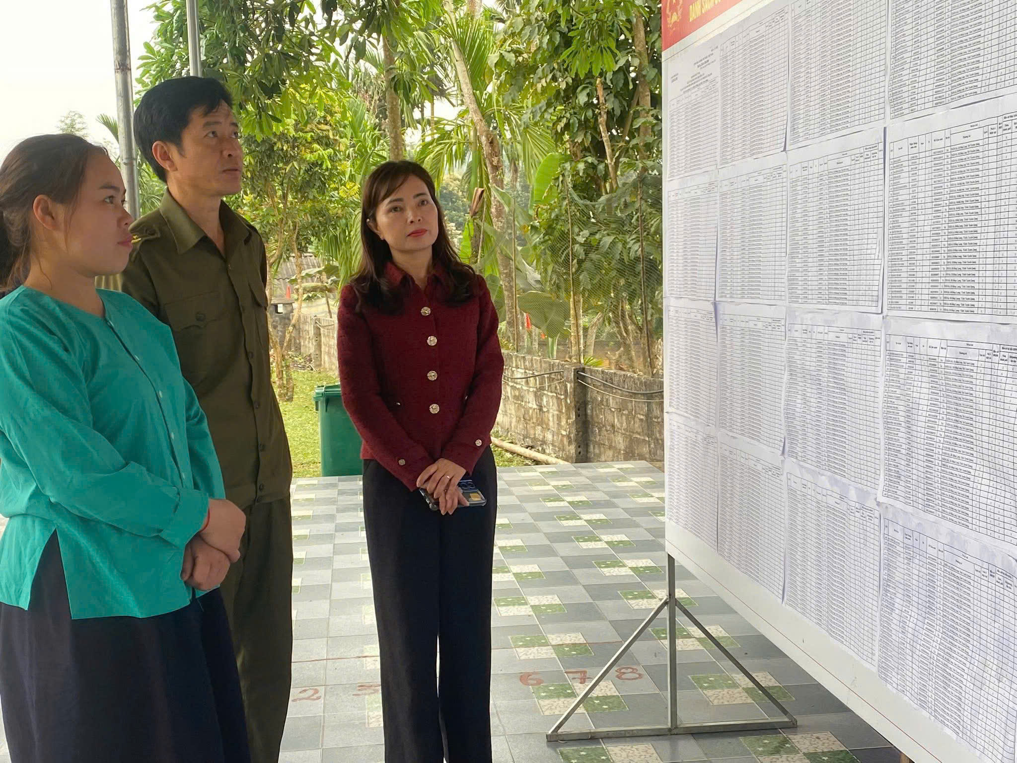 Lãnh đạo xã kiểm tra công tác chuẩn bị bầu cử tại các thôn trên địa bàn xã