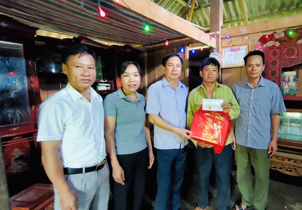XÃ CÔN LÔN TỔ CHỨC THĂM HỎI, TẶNG QUÀ CÁC GIA ĐÌNH CHÍNH SÁCH NHÂN DỊP 27/7