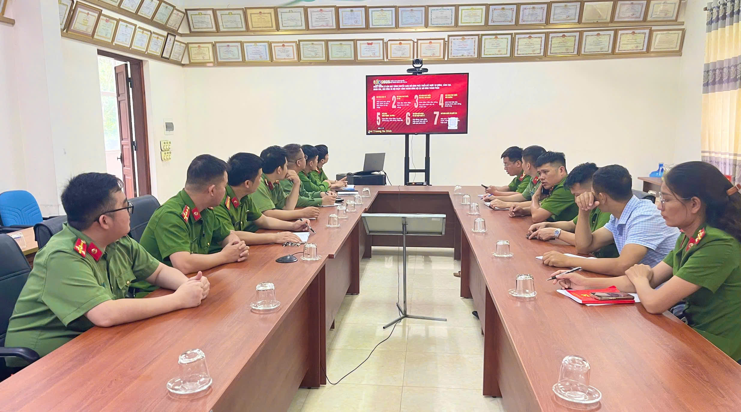 CÔNG AN XÃ LÂM BÌNH NGHIÊN CỨU, HỌC TẬP, QUÁN TRIỆT VÀ TRIỂN KHAI THỰC HIỆN NGHỊ QUYẾT HỘI NGHỊ LẦN THỨ 3 BAN CHẤP HÀNH TRUNG ƯƠNG ĐẢNG KHÓA XIV