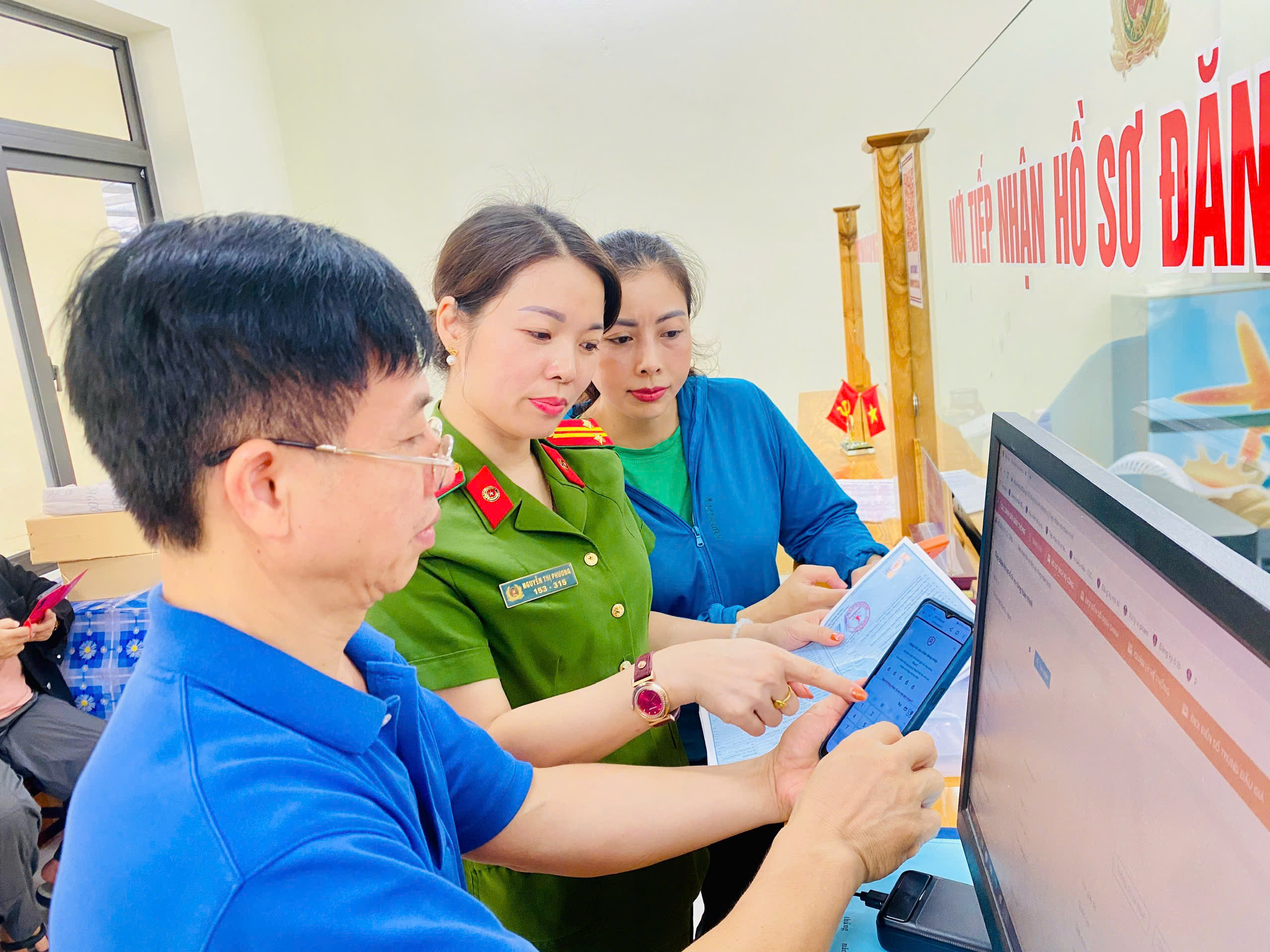 CÔNG AN PHƯỜNG HÀ GIANG 2 ĐẨY MẠNH HƯỚNG DẪN NGƯỜI DÂN THỰC HIỆN THỦ TỤC HÀNH CHÍNH TRÊN CỔNG DỊCH VỤ CÔNG BỘ CÔNG AN