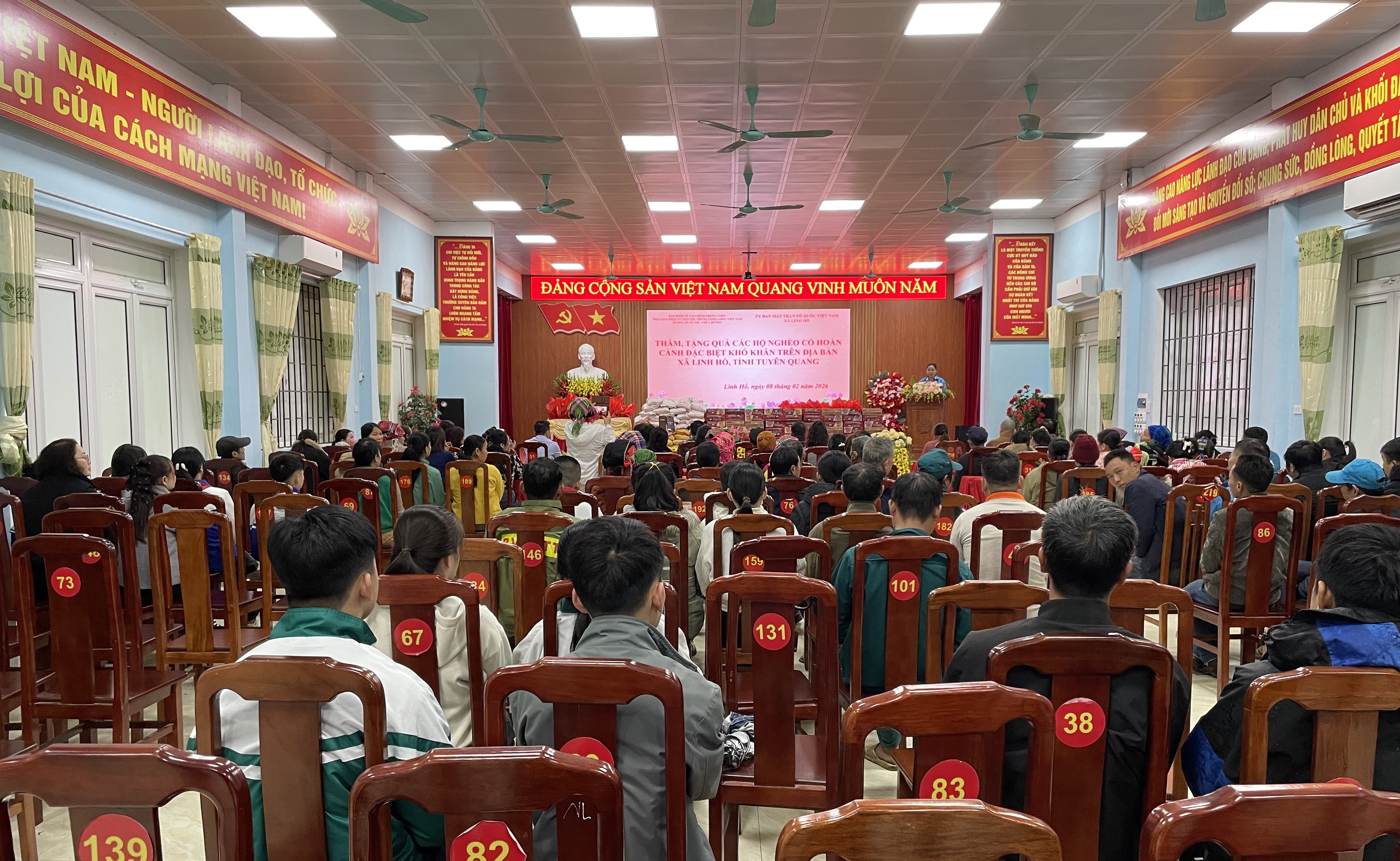 Thăm tặng quà các hộ nghèo có hoàn cảnh đặc biệt khó tại xã Linh Hồ