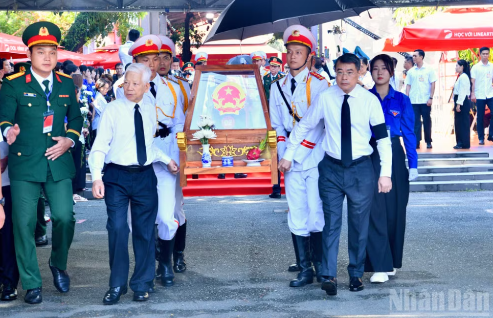 Thủ tướng Lê Minh Hưng dự Lễ viếng, truy điệu và an táng hài cốt liệt sĩ tại Công viên Lê Thị Riêng