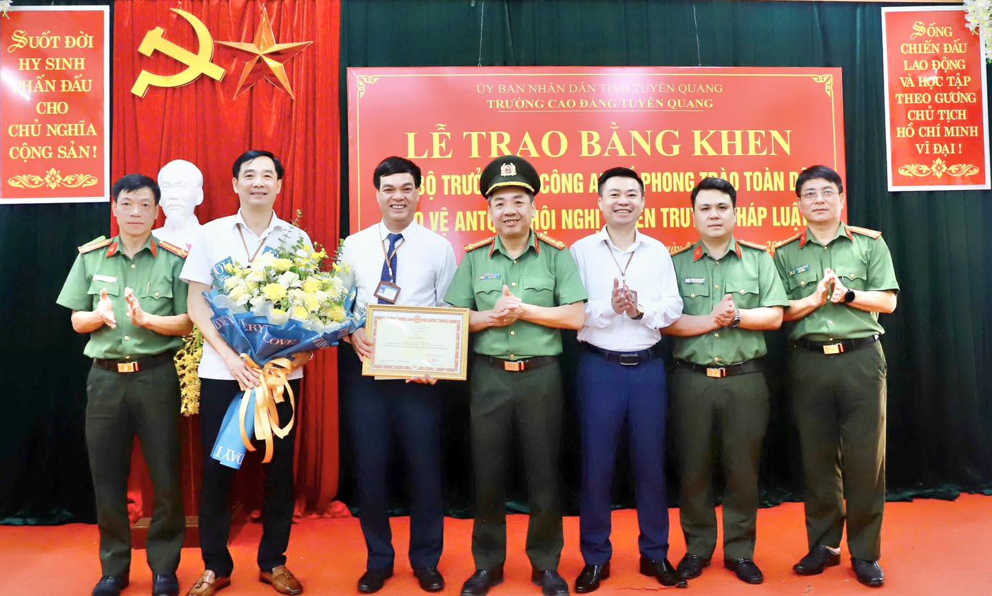 TRƯỜNG CAO ĐẲNG TUYÊN QUANG ĐÓN NHẬN BẰNG KHEN CỦA BỘ TRƯỞNG BỘ CÔNG AN