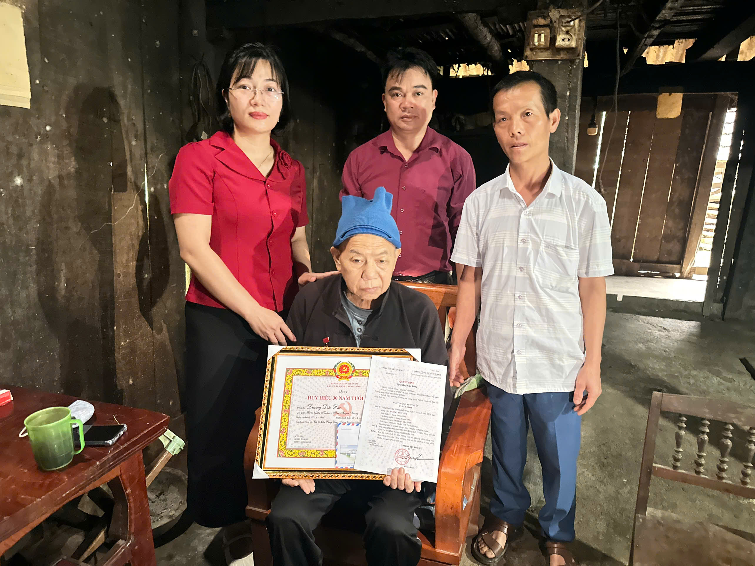 Chủ nhiệm UBKT Đảng ủy xã Vũ Thị Quyên trao Huy hiệu 30 năm tuổi Đảng đợt 19/5/2026 cho Đảng viên Dương Đức Pao thôn Lùng Cáng