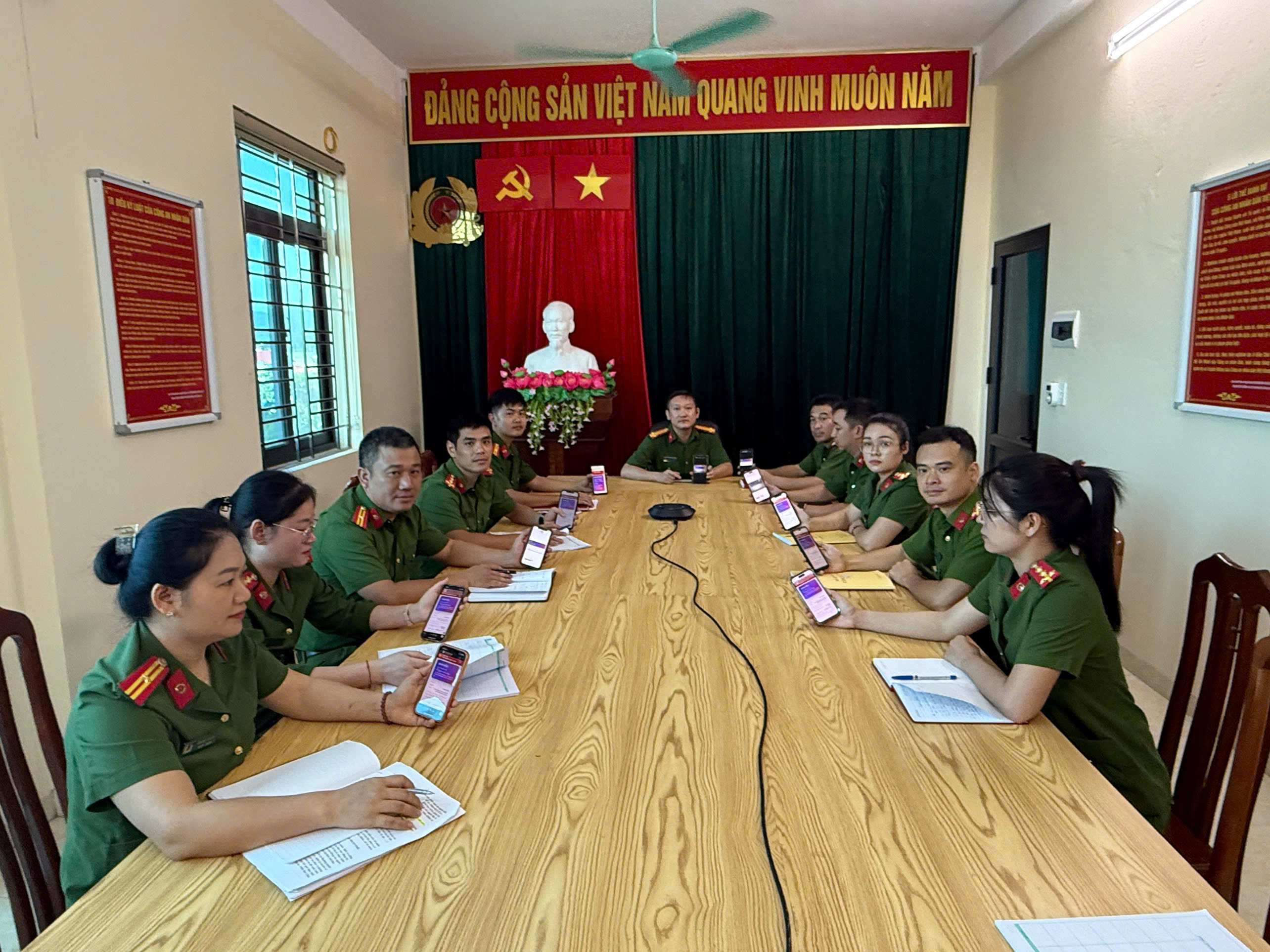 CÔNG AN XÃ BẰNG HÀNH TÍCH CỰC THAM GIA CUỘC THI TRẮC NGHIỆM “TÌM HIỂU VỀ CHUYỂN ĐỔI SỐ VÀ PHONG TRÀO BÌNH DÂN HỌC VỤ SỐ NĂM 2026”