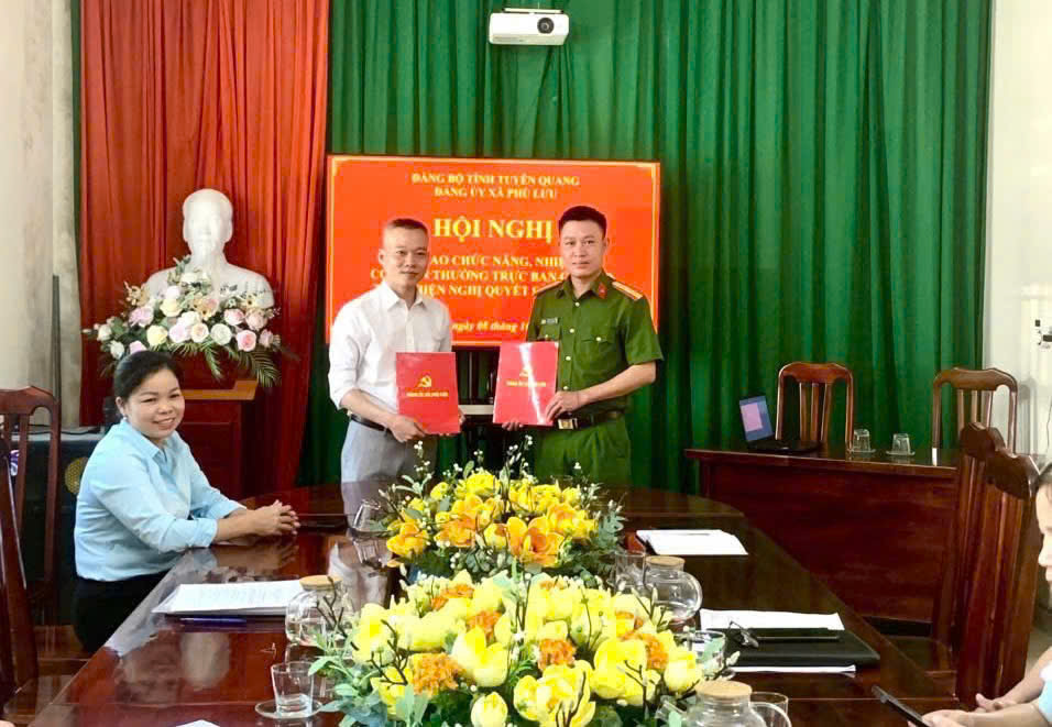 XÃ PHÙ LƯU BÀN GIAO NHIỆM VỤ THỰC HIỆN NGHỊ QUYẾT SỐ 57-NQ/TW TỪ ĐẢNG ỦY XÃ SANG CÔNG AN XÃ