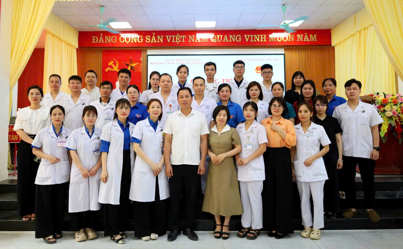 Xã Tân Long khám bệnh và cấp phát thuốc miễn phí cho trên 300 hộ gia đình chính sách, hộ nghèo, hộ cận nghèo, người có hoàn cảnh khó khăn, người yếu thế.