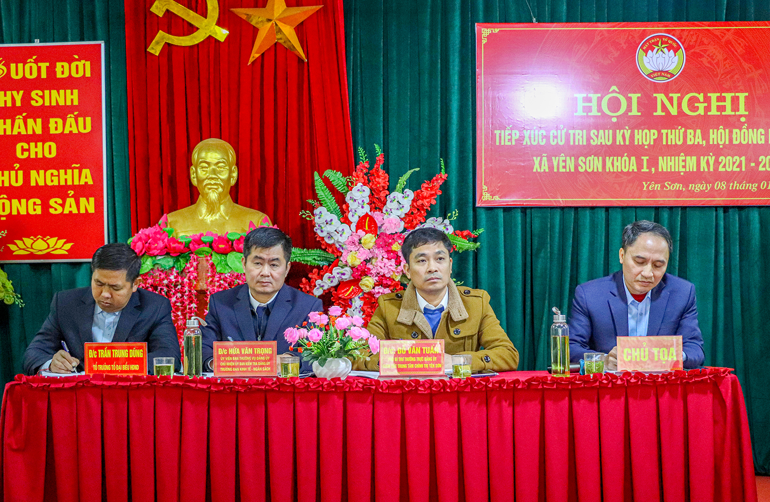 Phó Bí thư Thường trực Đảng ủy tiếp xúc cử tri tại thôn Tứ Quận sau kỳ họp thứ ba, HĐND xã khóa I, nhiệm kỳ 2021-2026