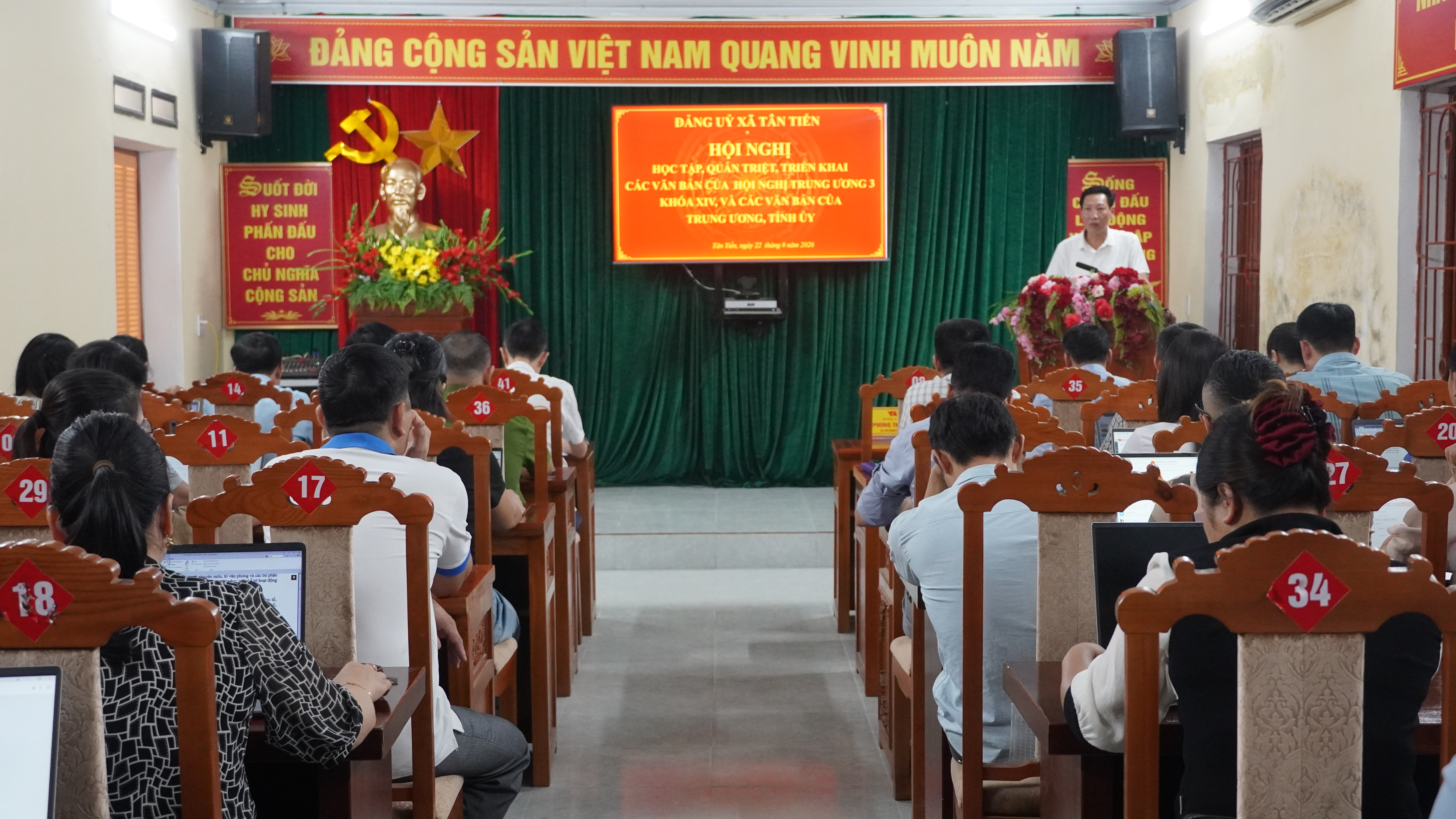 Đảng ủy xã Tân Tiến tổ chức hội nghị quán triệt, học tập, cụ thể hóa các Nghị quyết, Kết luận, Quy định hội nghị Trung ương 3 khóa XIV và các văn bản của Trung ương, Tỉnh ủy
