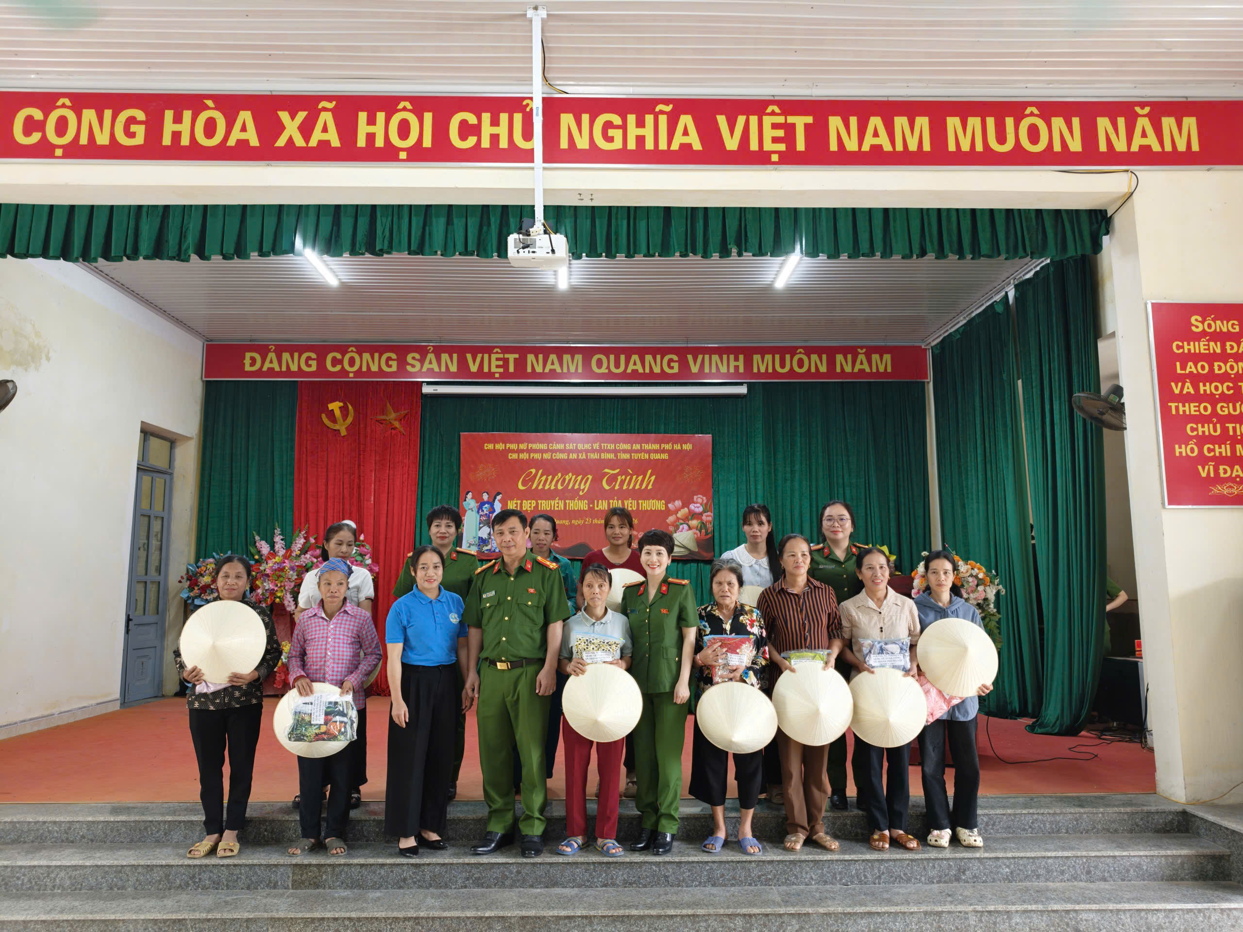 NỮ CẢNH SÁT THỦ ĐÔ MANG "NÉT ĐẸP TRUYỀN THỐNG - LAN TỎA YÊU THƯƠNG" ĐẾN VỚI PHỤ NỮ TUYÊN QUANG