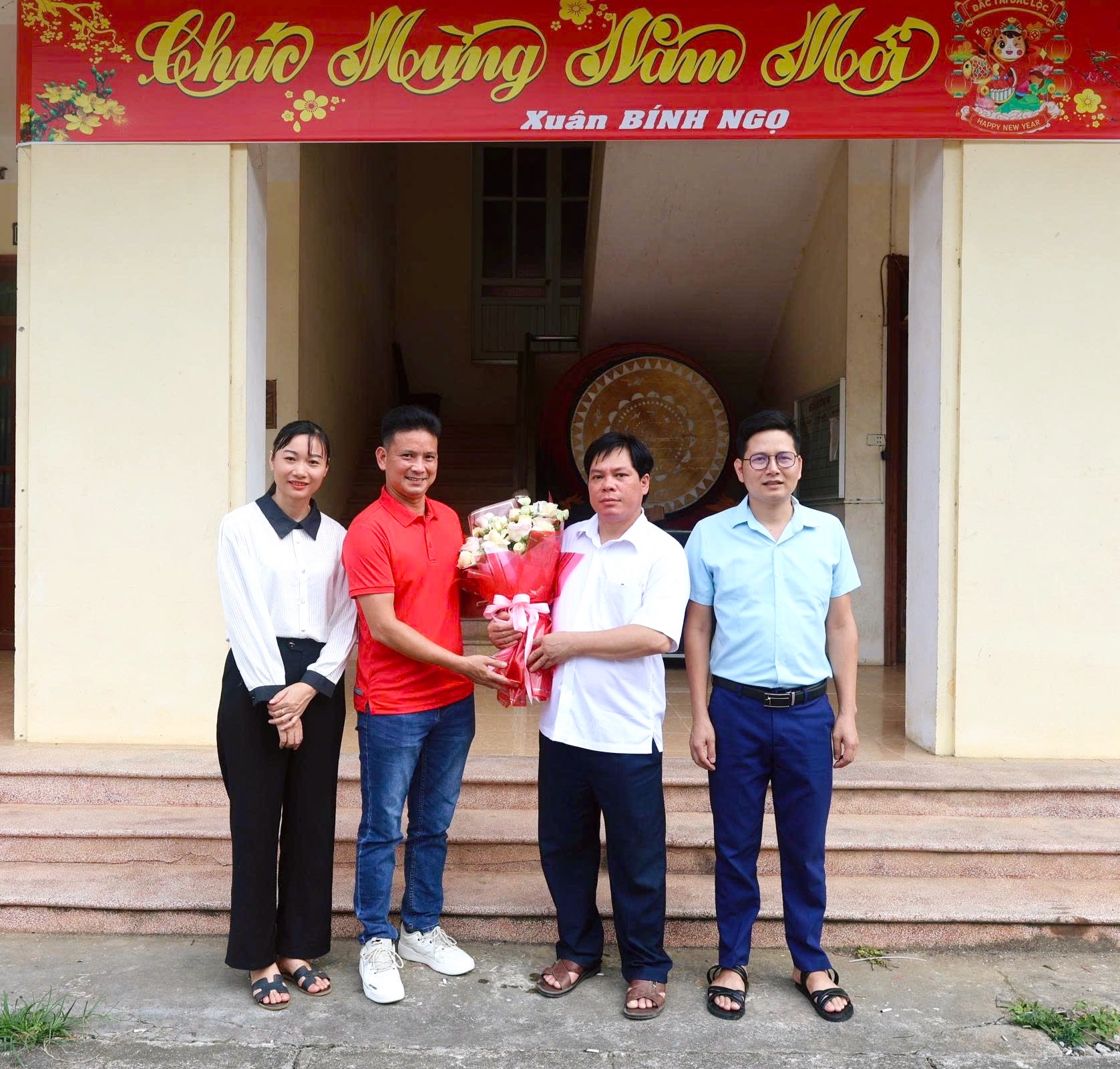 Trạm Y tế xã Lâm Bình thăm, chúc mừng Trung tâm Dịch vụ công nhân kỷ niệm 101 năm Ngày báo chí cách mạng Việt Nam 