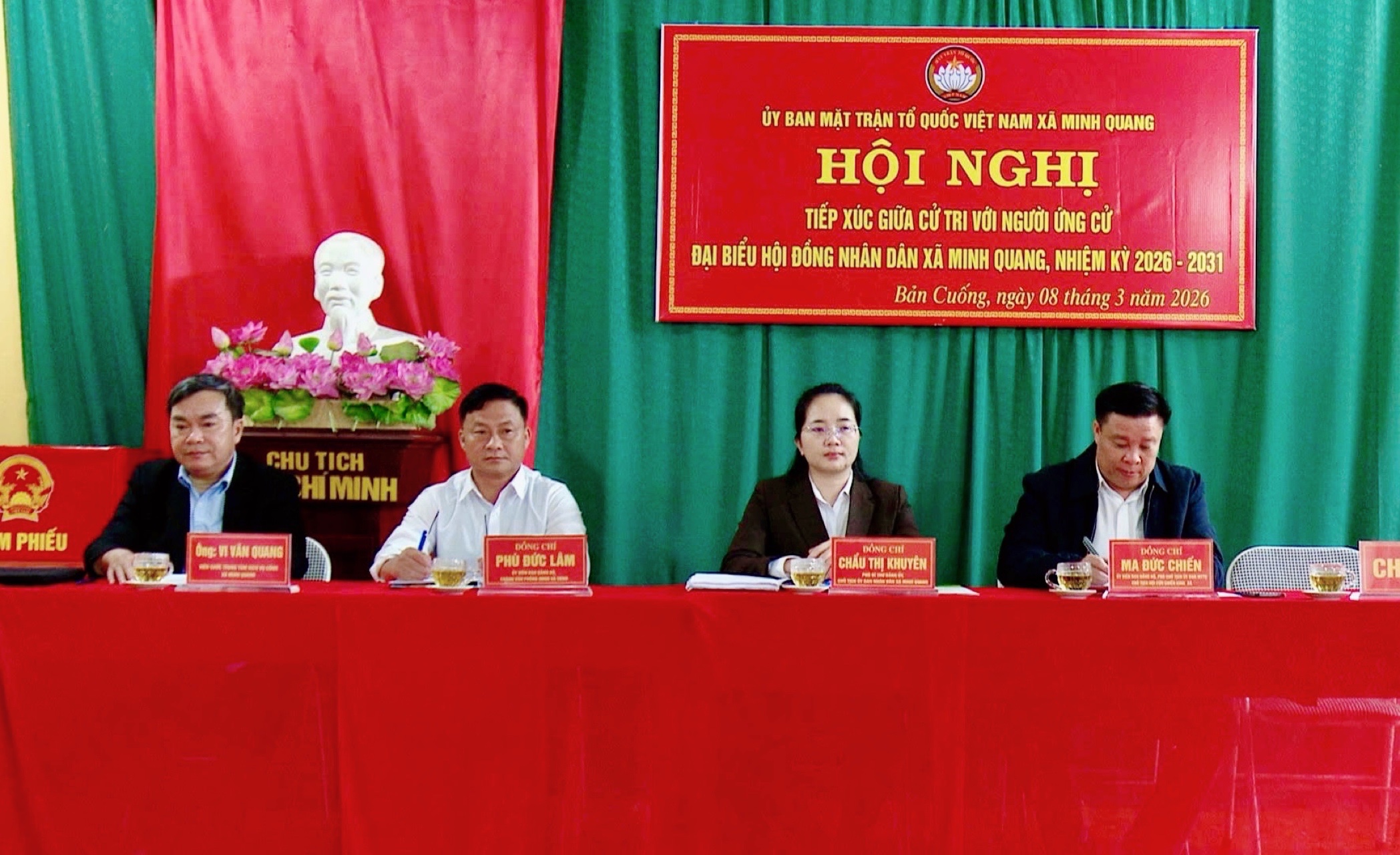 Đồng chí Chẩu Thị Khuyên, Phó Bí thư Đảng ủy, Chủ tịch UBND xã cùng các ứng cử viên đại biểu Hội đồng nhân dân xã tiếp xúc cử tri để vận động bầu cử