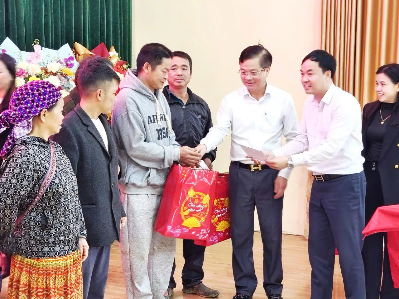 Trưởng ban Tổ chức Tỉnh ủy Trần Quang Minh thăm, chúc Tết và tặng quà gia đình chính sách, hộ nghèo đặc biệt khó khăn tại xã Tiên Yên