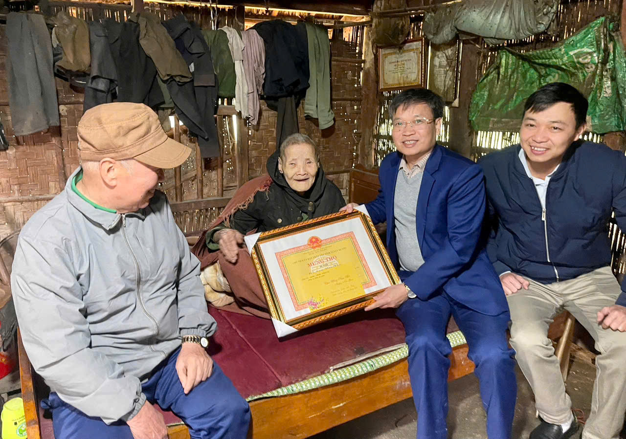 Đồng chí Đinh Công Hải, Phó Bí thường trực Đảng ủy, Chủ tịch HĐND xã thăm, chúc Tết, tặng quà cho các hộ gia đình chính sách, hộ nghèo tại xã Đông Thọ.