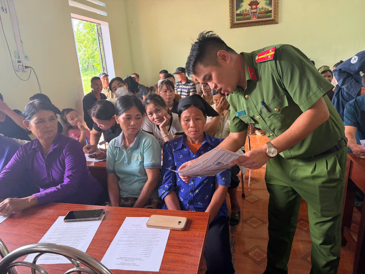 Công an xã Linh Hồ tuyên truyền, vận động Nhân dân tự nguyện giao nộp kích cá