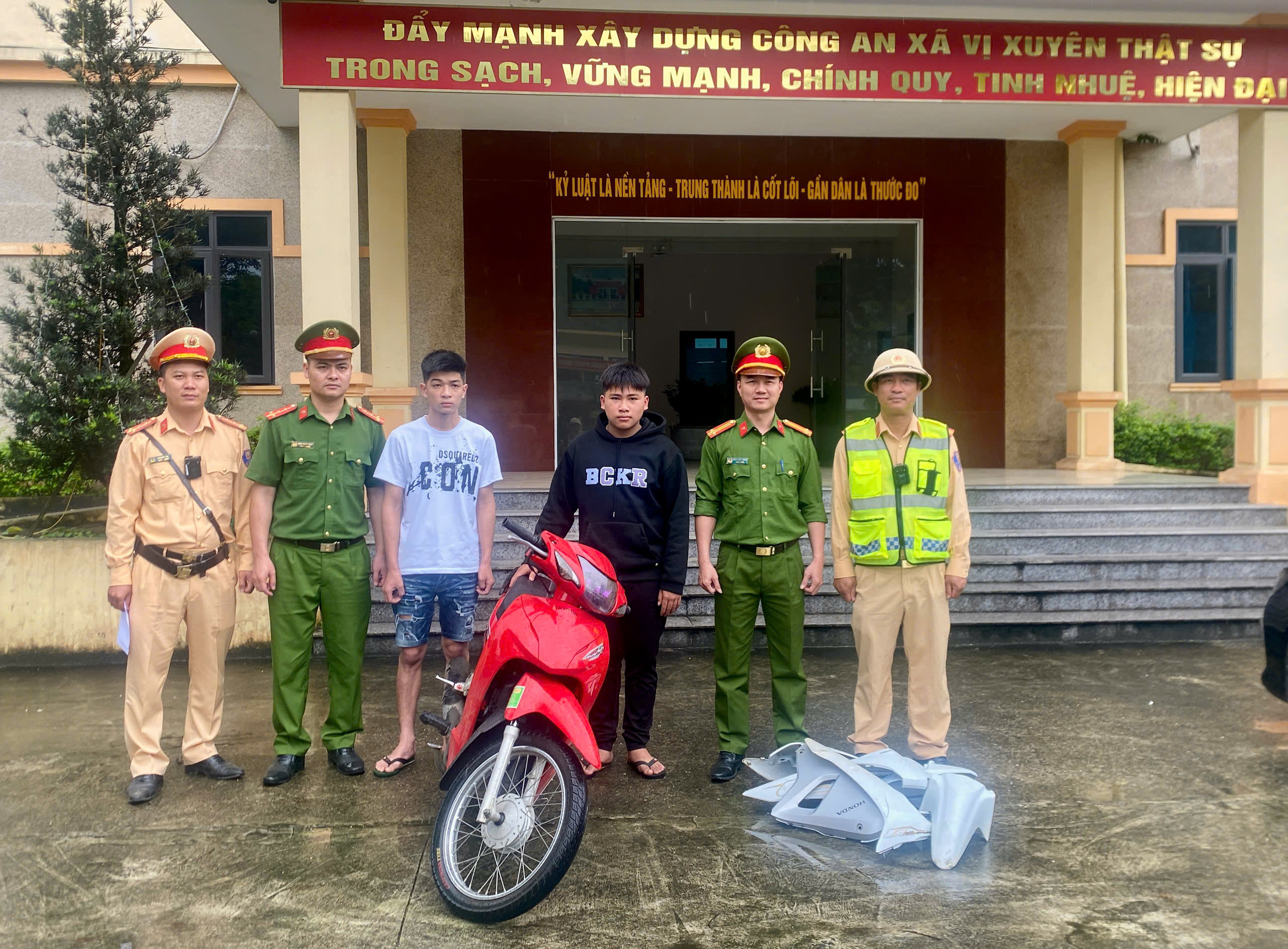 XỬ LÝ TRƯỜNG HỢP VI PHẠM LUẬT GIAO THÔNG – ĐIỀU KHIỂN XE MÔ TÔ “BỐC ĐẦU”