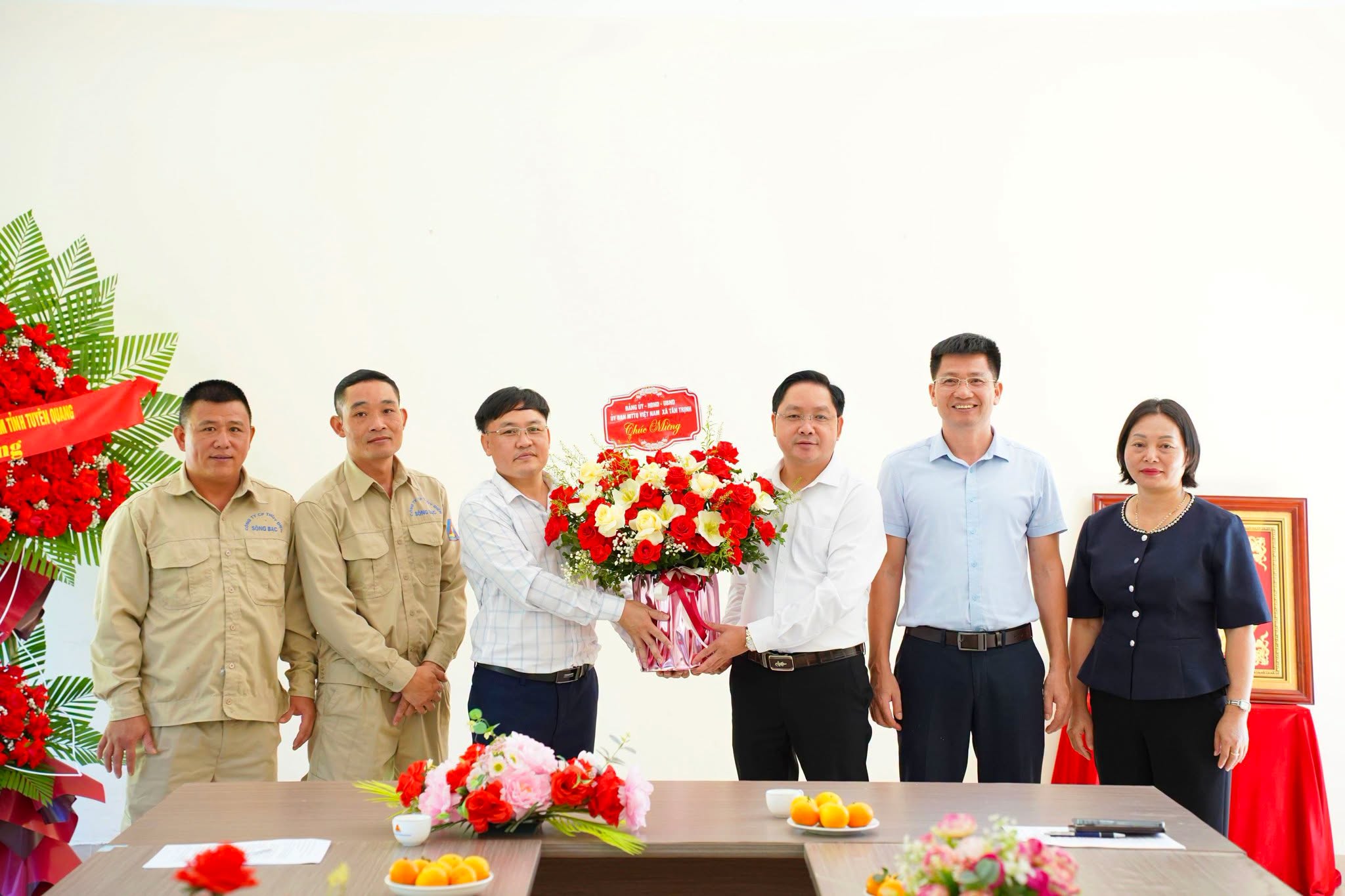 LÃNH ĐẠO XÃ TÂN TRỊNH TẶNG QUÀ, CHÚC MỪNG CÔNG TY CỔ PHẦN THỦY ĐIỆN SÔNG BẠC NHÂN NGÀY DOANH NHÂN VIỆT NAM