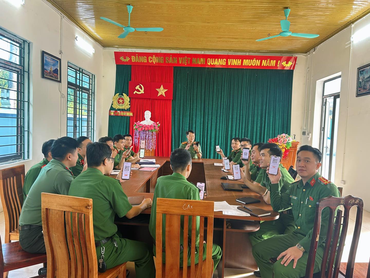 CÔNG AN XÃ MINH QUANG HƯỞNG ỨNG VÀ KÊU GỌI ỦNG HỘ ĐỒNG BÀO VÙNG LŨ QUA ỨNG DỤNG VNeID