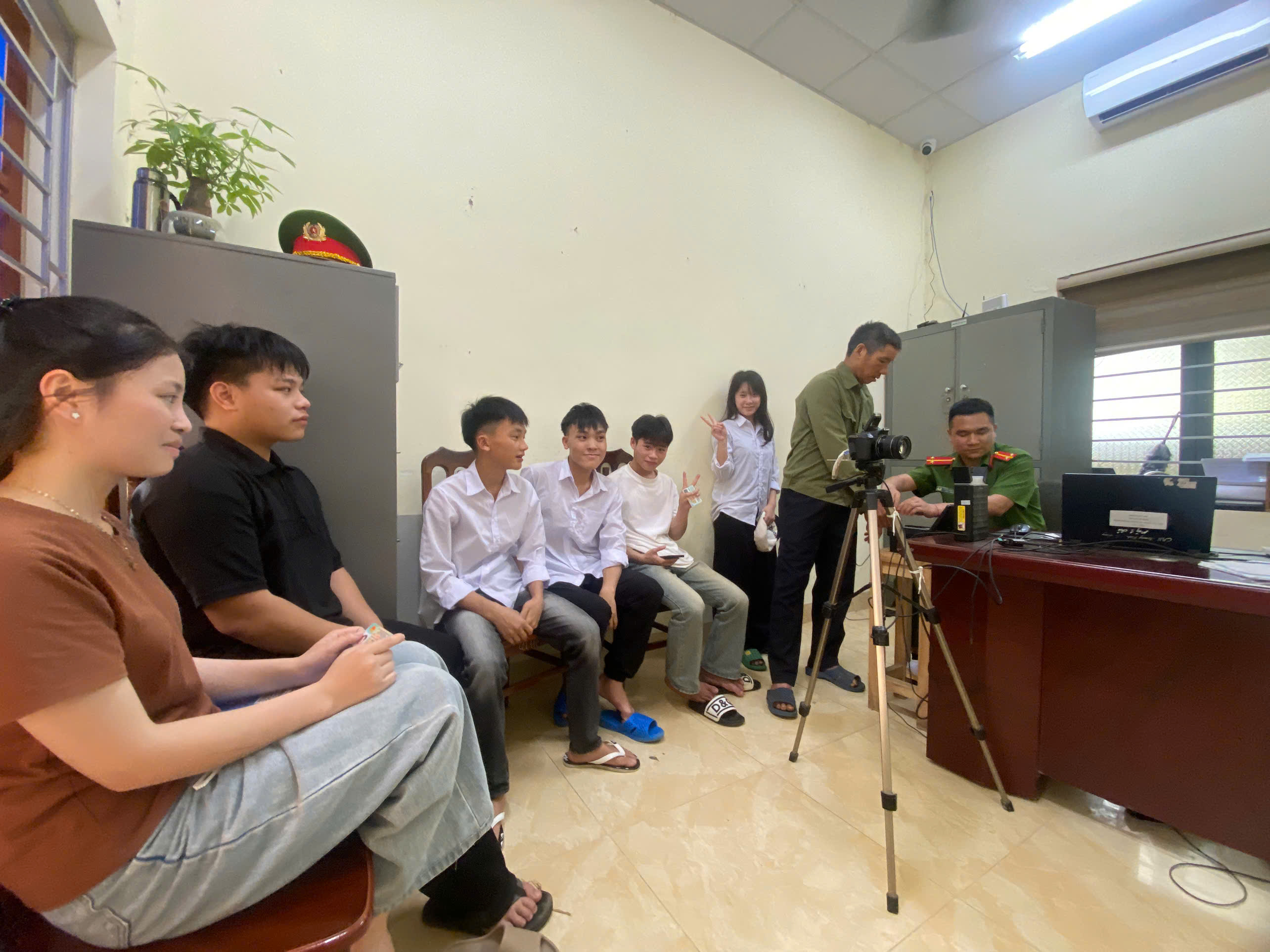 Công an xã Quang Bình đẩy nhanh tiến độ cấp định danh điện tử mức 2, bảo đảm quyền lợi cho người dân