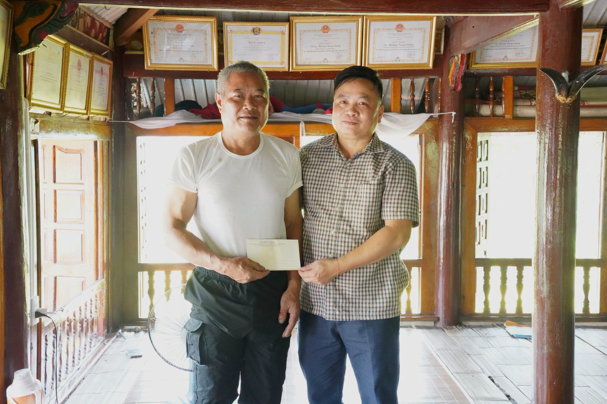 ĐỒNG CHÍ NGUYỄN VĂN ĐỨC PHÓ CHỦ TỊCH UBND XÃ HỖ TRỢ MÔ HÌNH NUÔI CÁ RÔ PHI VÀ CÁ TRÊ TA TẠI THÔN MÁC HẠ