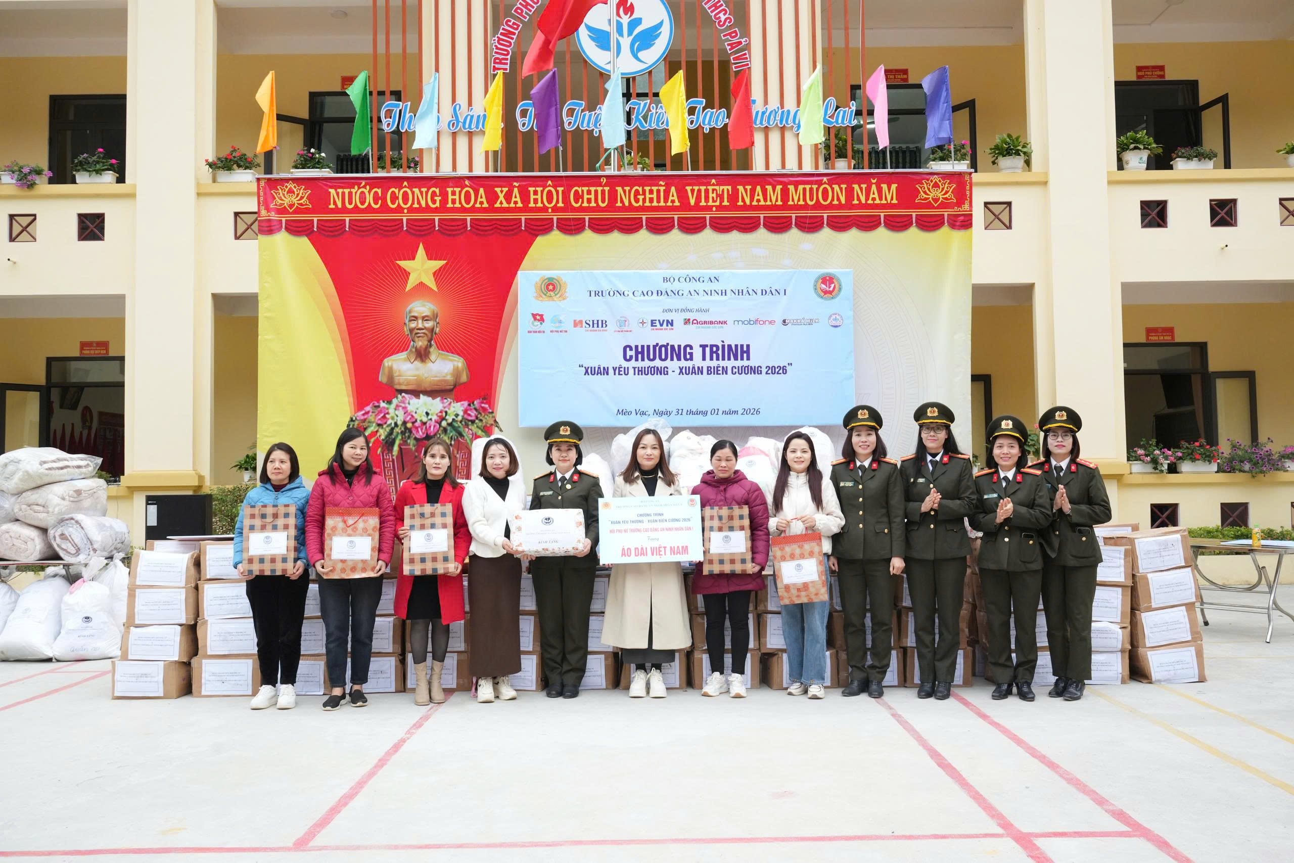 TRƯỜNG CAO ĐẲNG AN NINH NHÂN DÂN I TẶNG QUÀ TẠI XÃ MÈO VẠC – TUYÊN QUANG