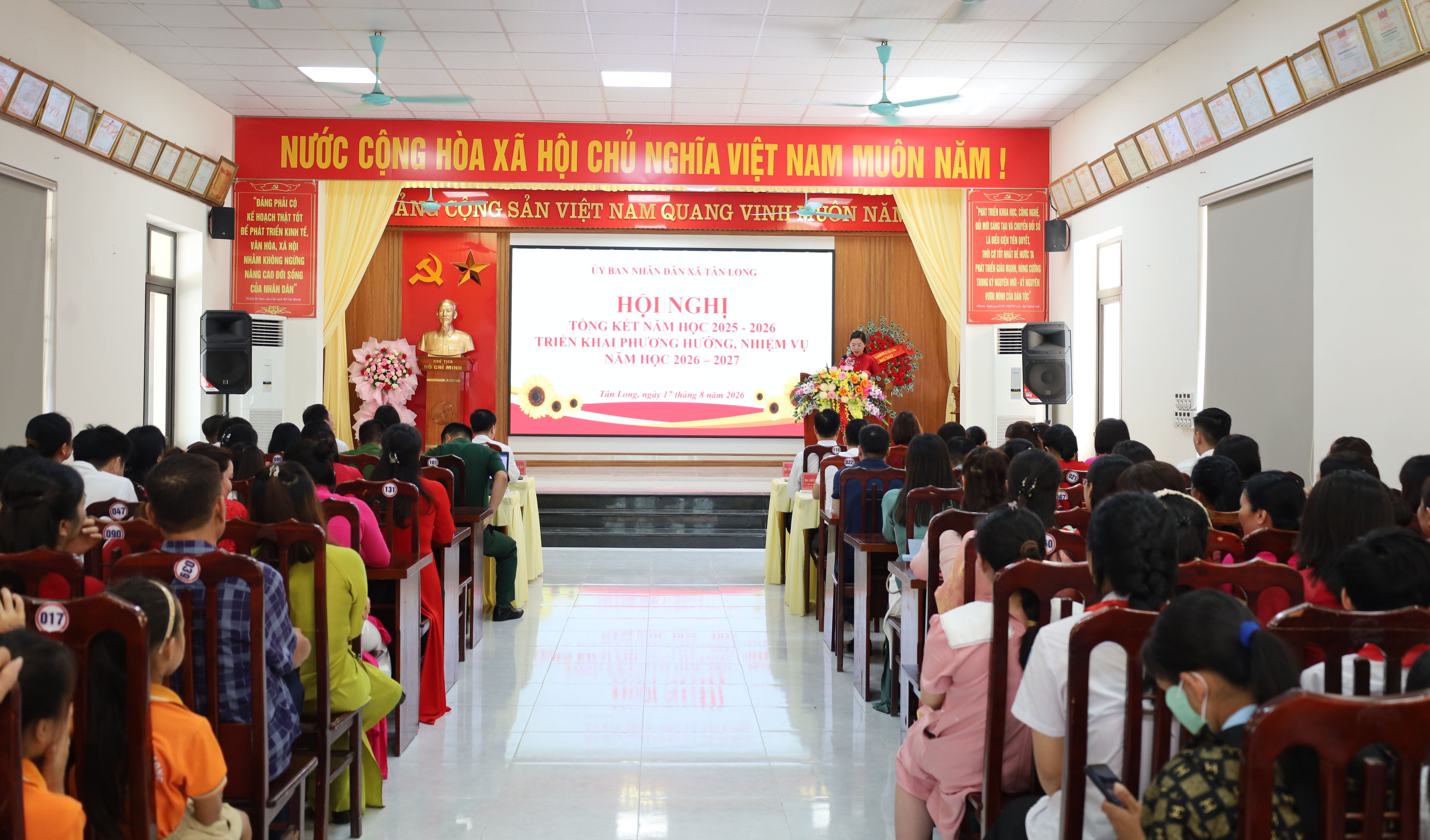 Xã Tân Long tổ chức Hội nghị tổng kết năm học 2025-2026, triển khai nhiệm vụ năm học 2026-2027 và  biểu dương khen thưởng các  cá nhân tiêu biểu có thành tích xuất sắc