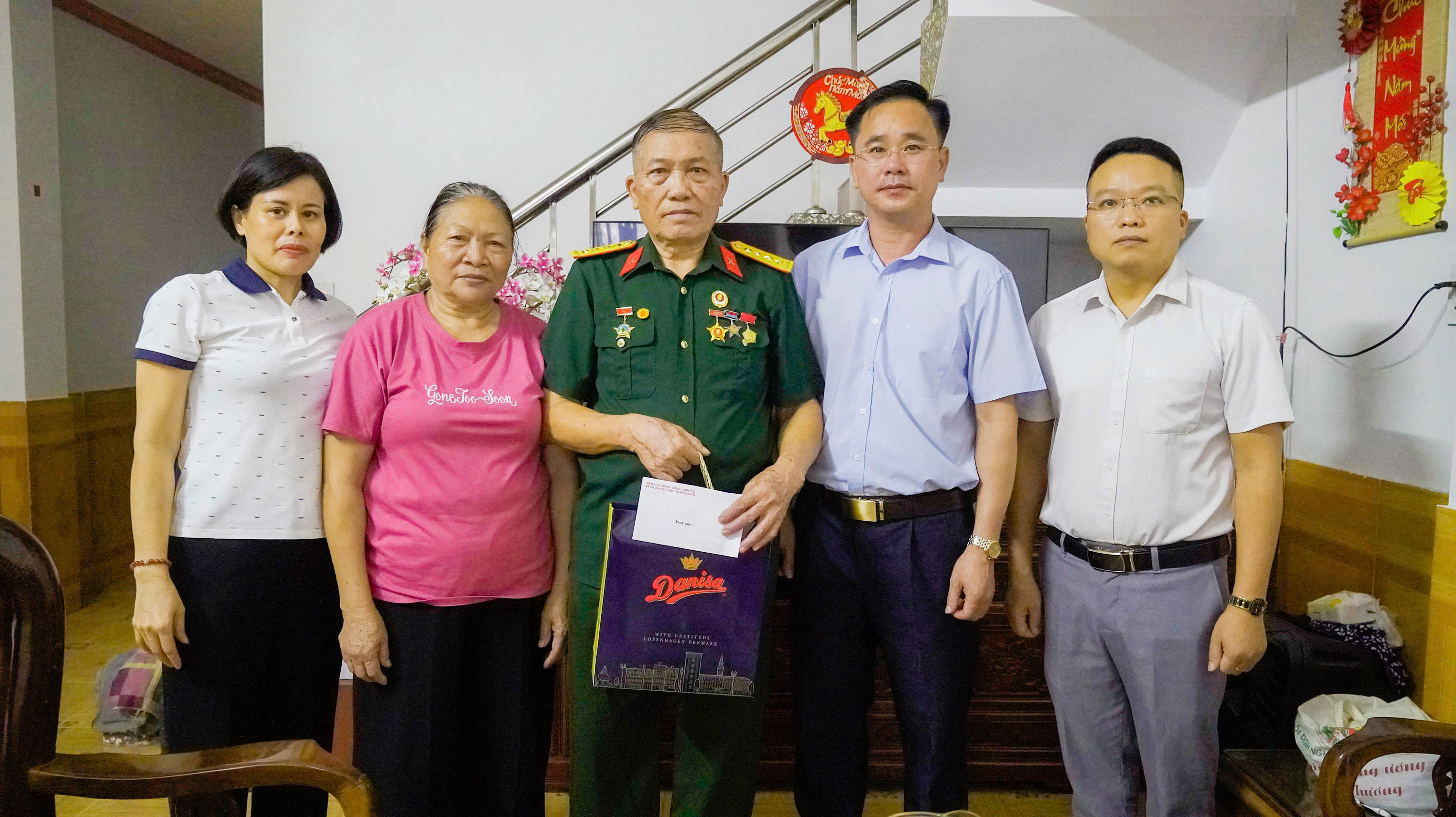 pct ubnd x&atilde; tặng qu&agrave; 27-7 (1).jpg