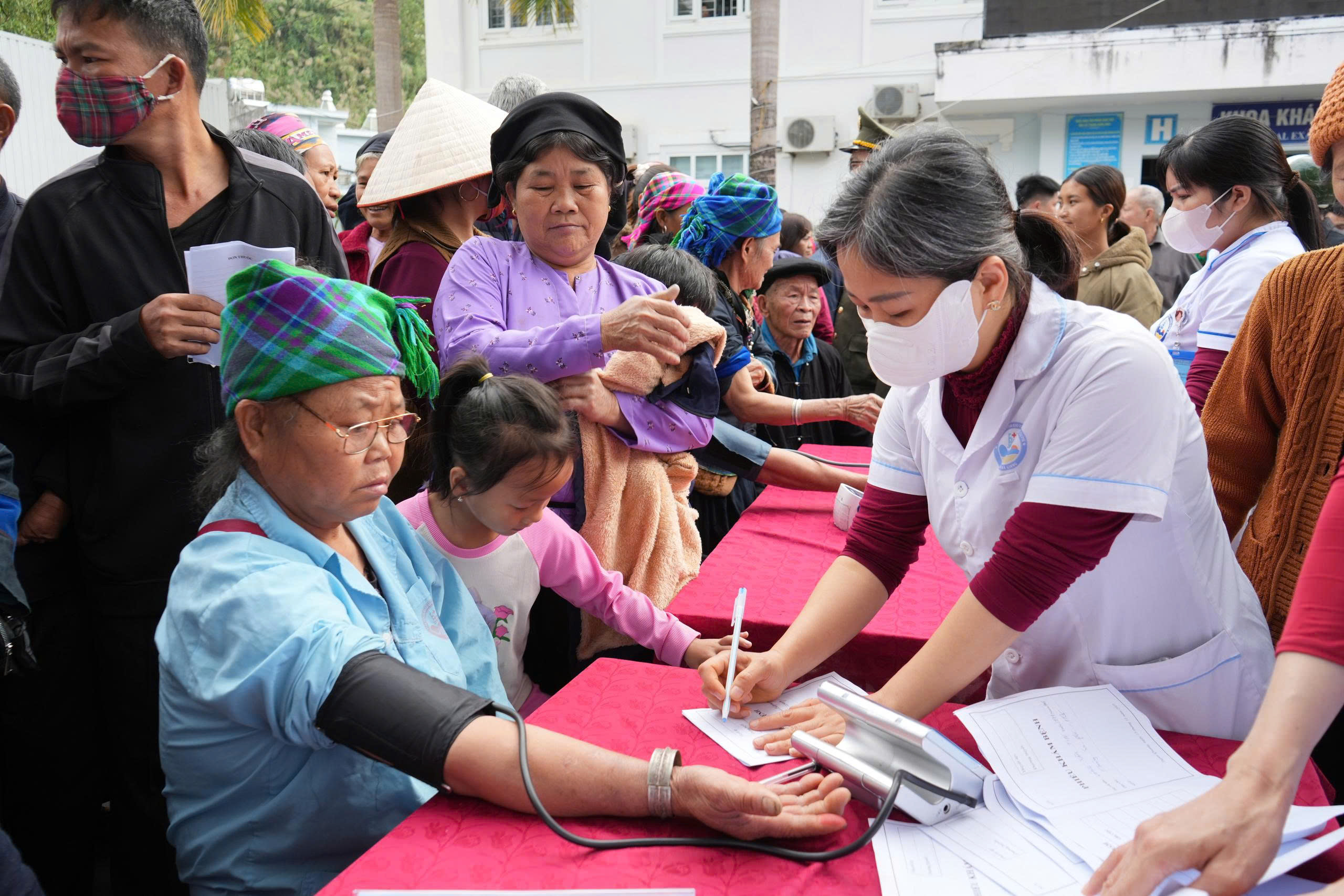 KHÁM CHỮA BỆNH, CẤP PHÁT THUỐC MIỄN PHÍ CHO CÁC GIA ĐÌNH CHÍNH SÁCH