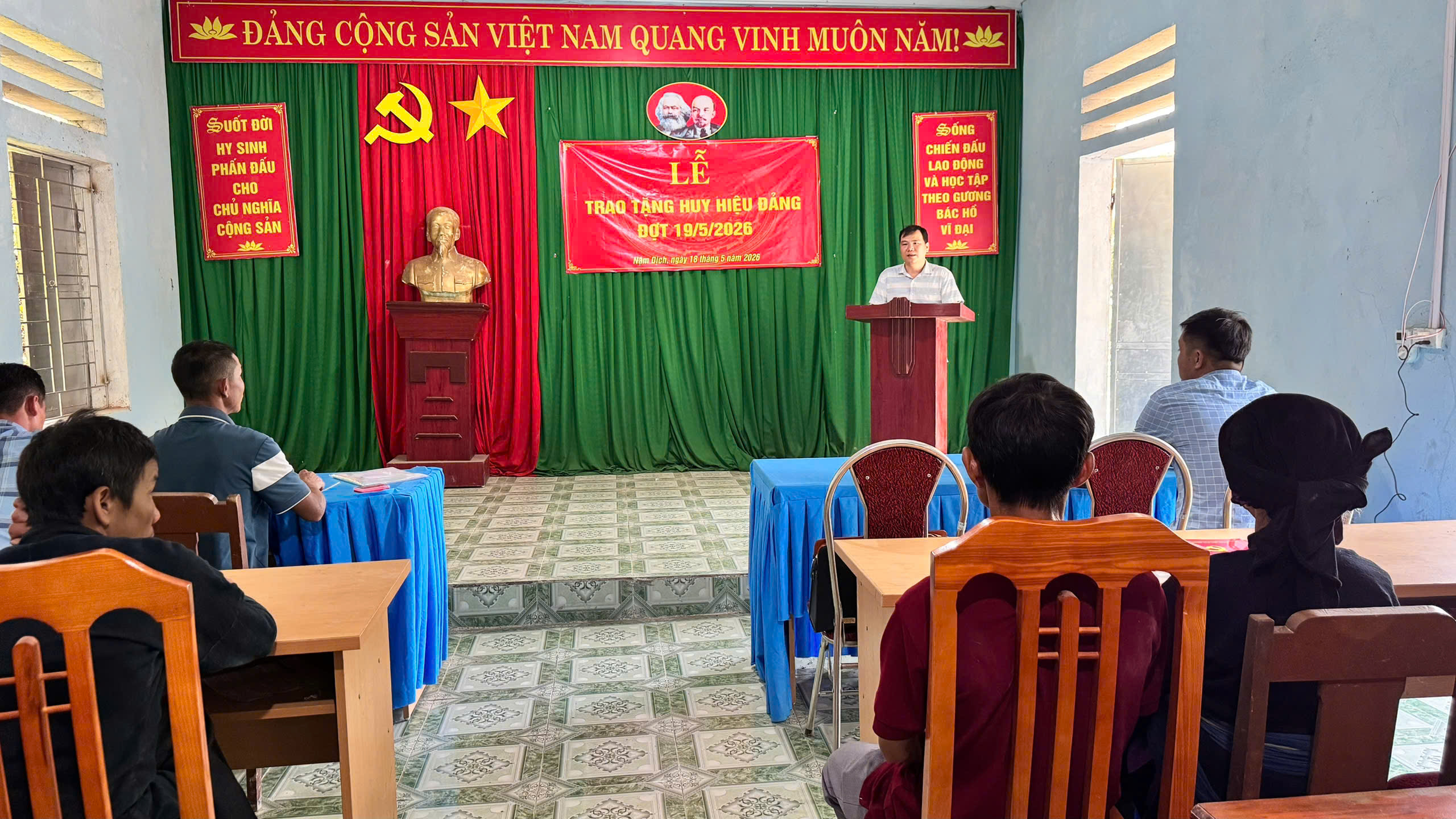 ĐẢNG ỦY XÃ NẬM DỊCH TRAO TẶNG HUY HIỆU ĐẢNG ĐỢT 19/5/2026
