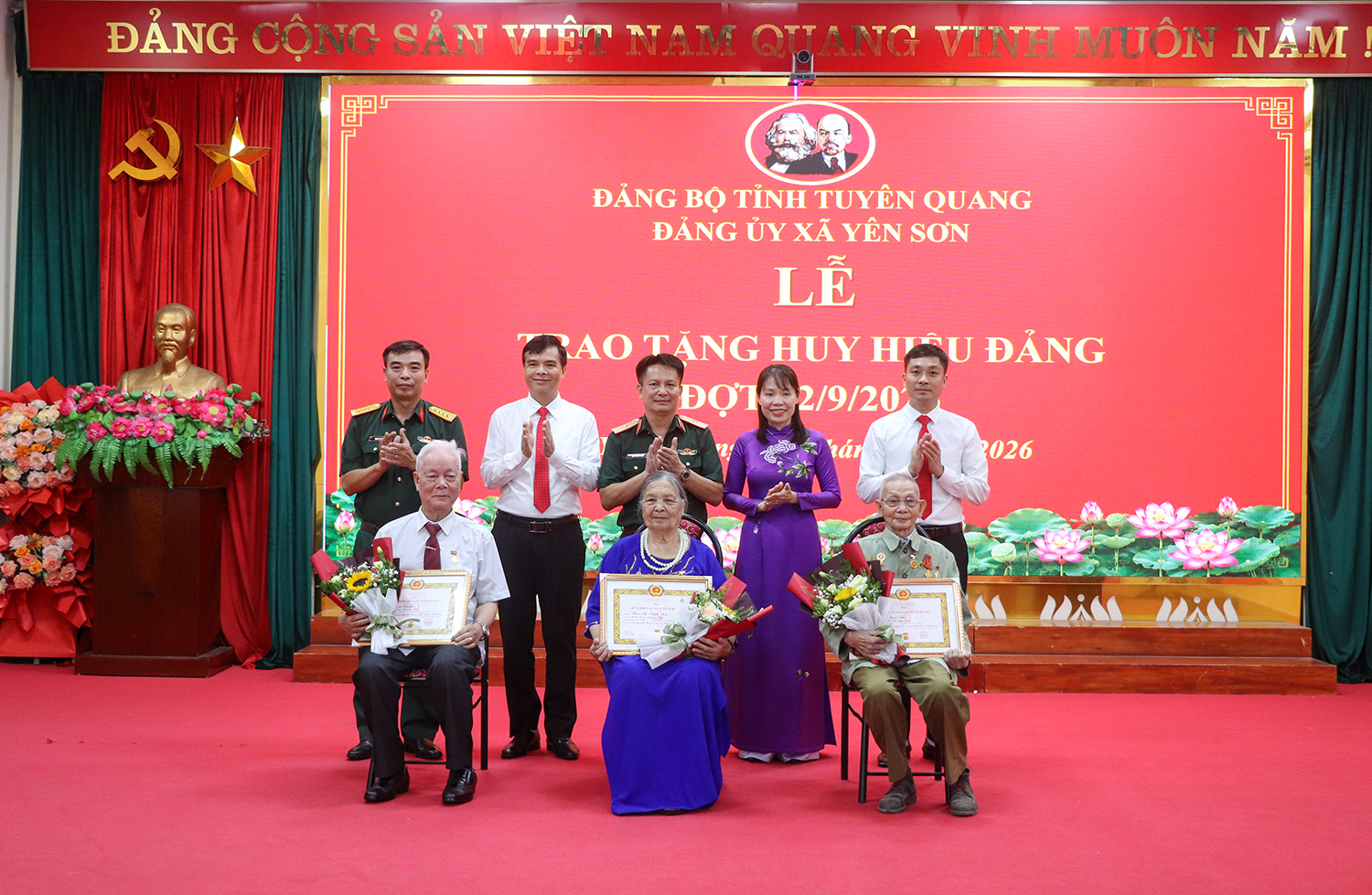 Yên Sơn tổ chức lễ trao huy hiệu Đảng đợt 02/9/2026