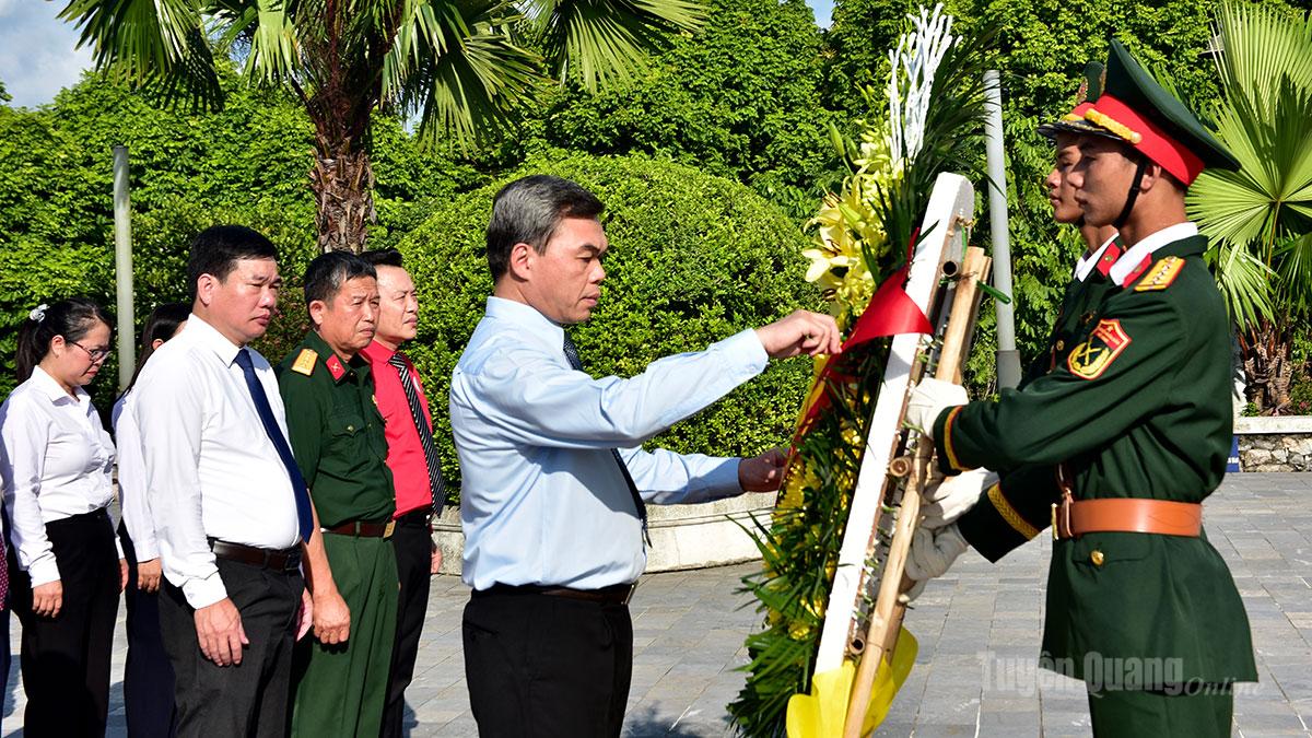 Đảng ủy, Ban Thường trực và Cơ quan Ủy ban MTTQ Việt Nam tỉnh dâng hương tưởng niệm, tri ân Chủ tịch Hồ Chí Minh và các Anh hùng liệt sĩ