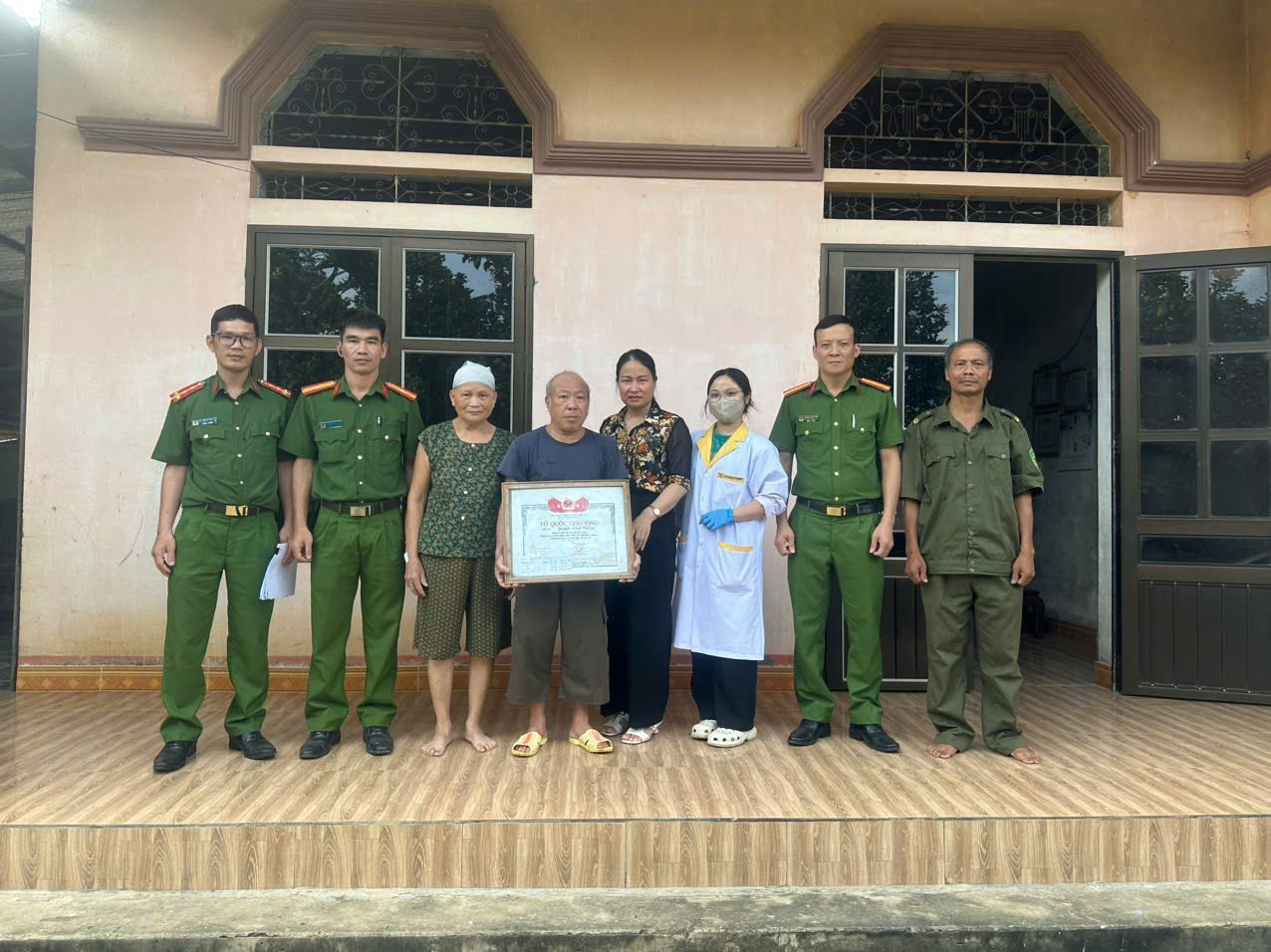CÔNG AN XÃ YÊN PHÚ PHỐI HỢP THU NHẬN MẪU SINH PHẨM ADN CỦA THÂN NHÂN LIỆT SĨ PHỤC VỤ XÁC ĐỊNH DANH TÍNH HÀI CỐT LIỆT SĨ