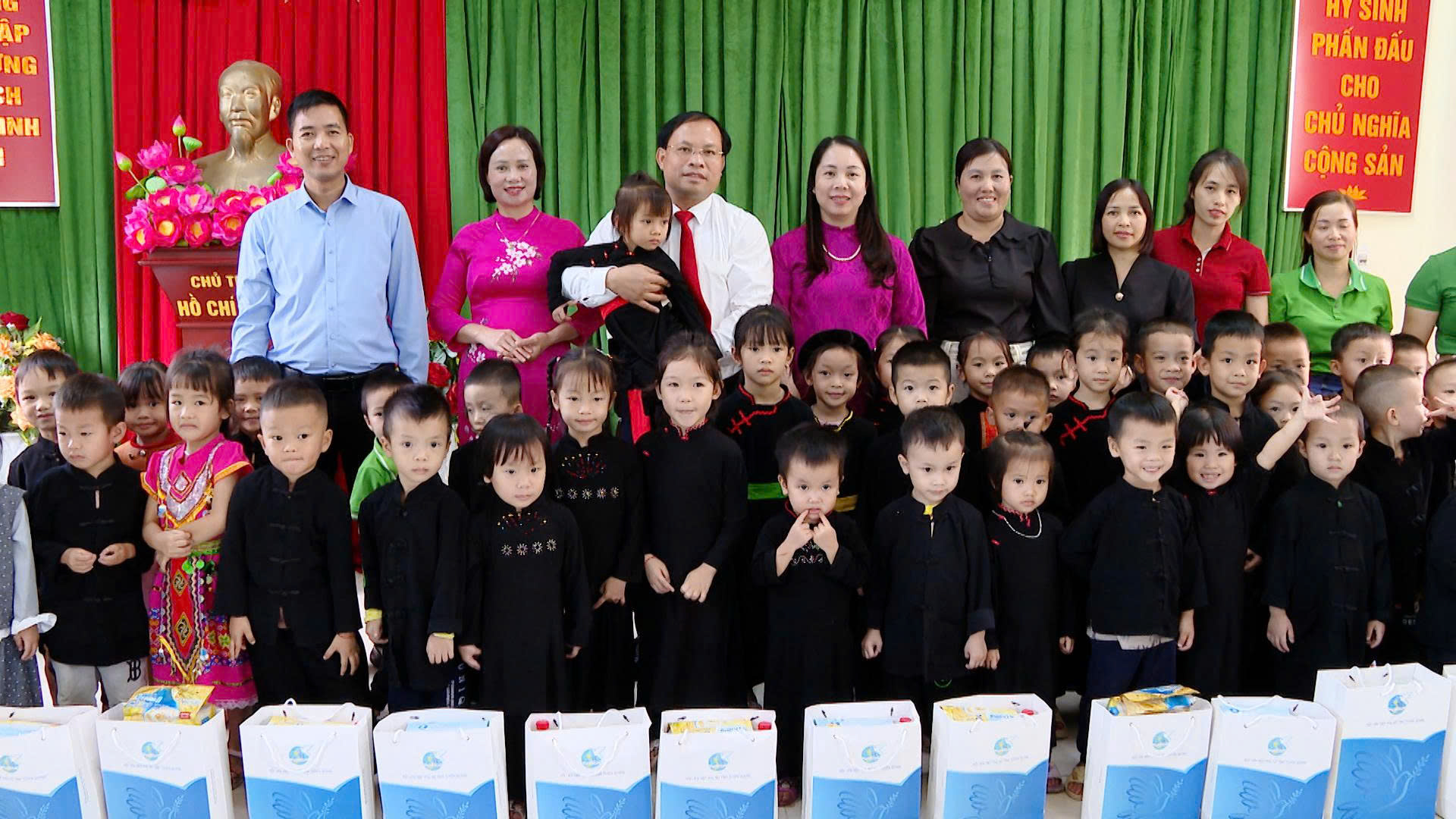 Hội Liên hiệp Phụ nữ tỉnh tặng quà học sinh nghèo có hoàn cảnh khó khăn tại Trường Mầm non Lăng Can, xã Lâm Bình