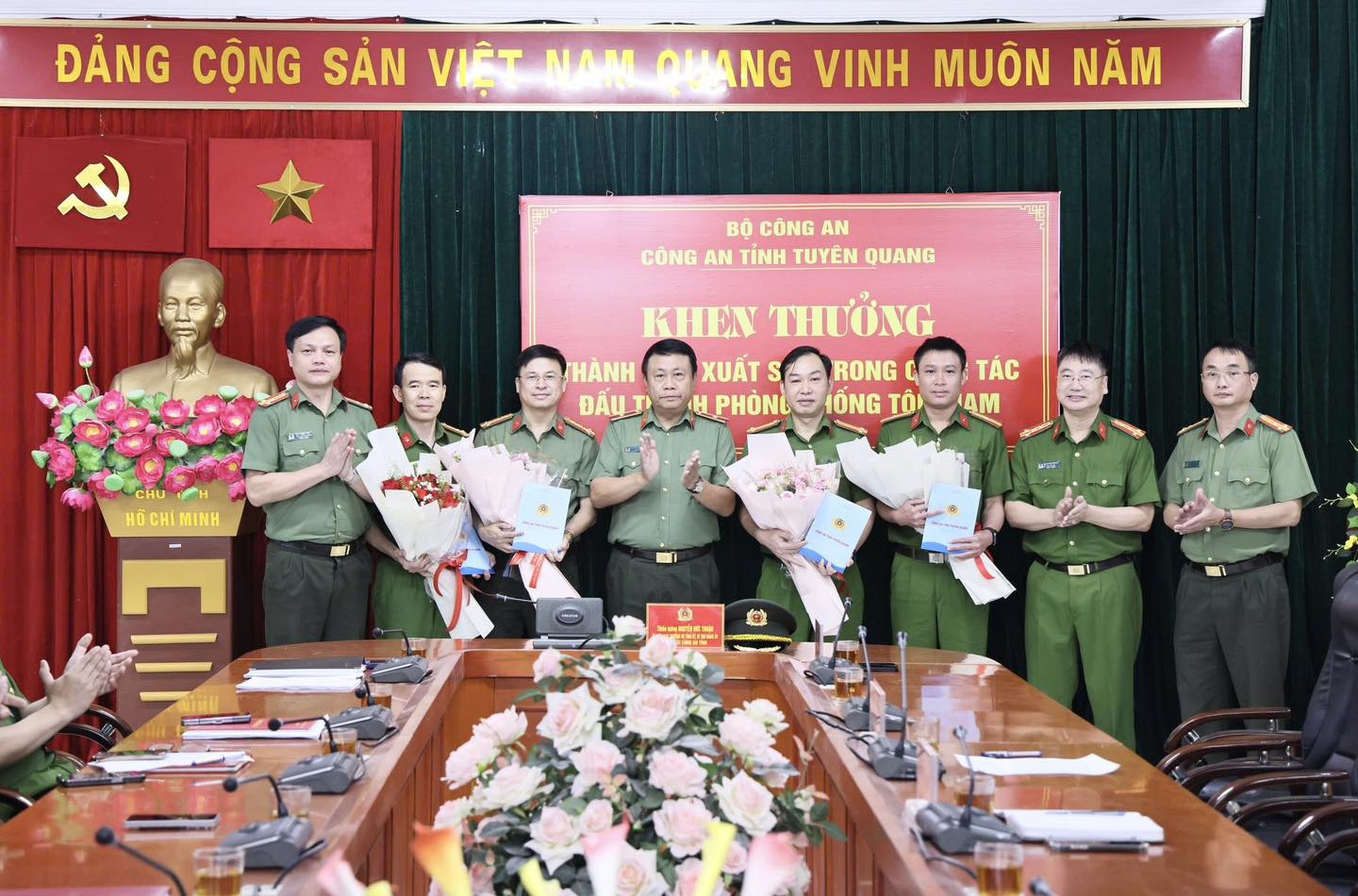 TRAO THƯỞNG CÁC TẬP THỂ CÓ THÀNH TÍCH XUẤT SẮC TRONG ĐẤU TRANH PHÒNG, CHỐNG TỘI PHẠM 