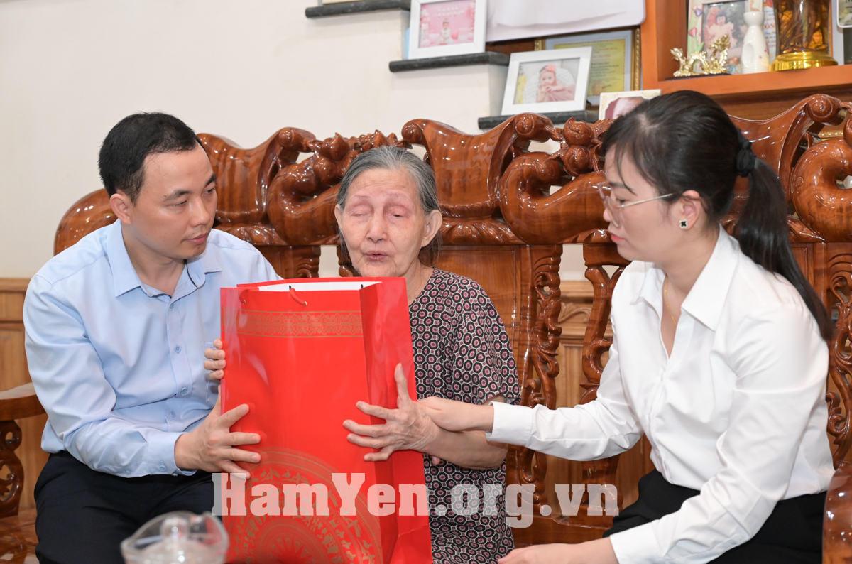 Đồng chí Phó Bí thư Thường trực Đảng uỷ, Chủ tịch HĐND xã Bàn Đức Hiếu thăm, tặng quà người có công nhân kỷ niệm 78 năm Ngày Thương binh - Liệt sĩ