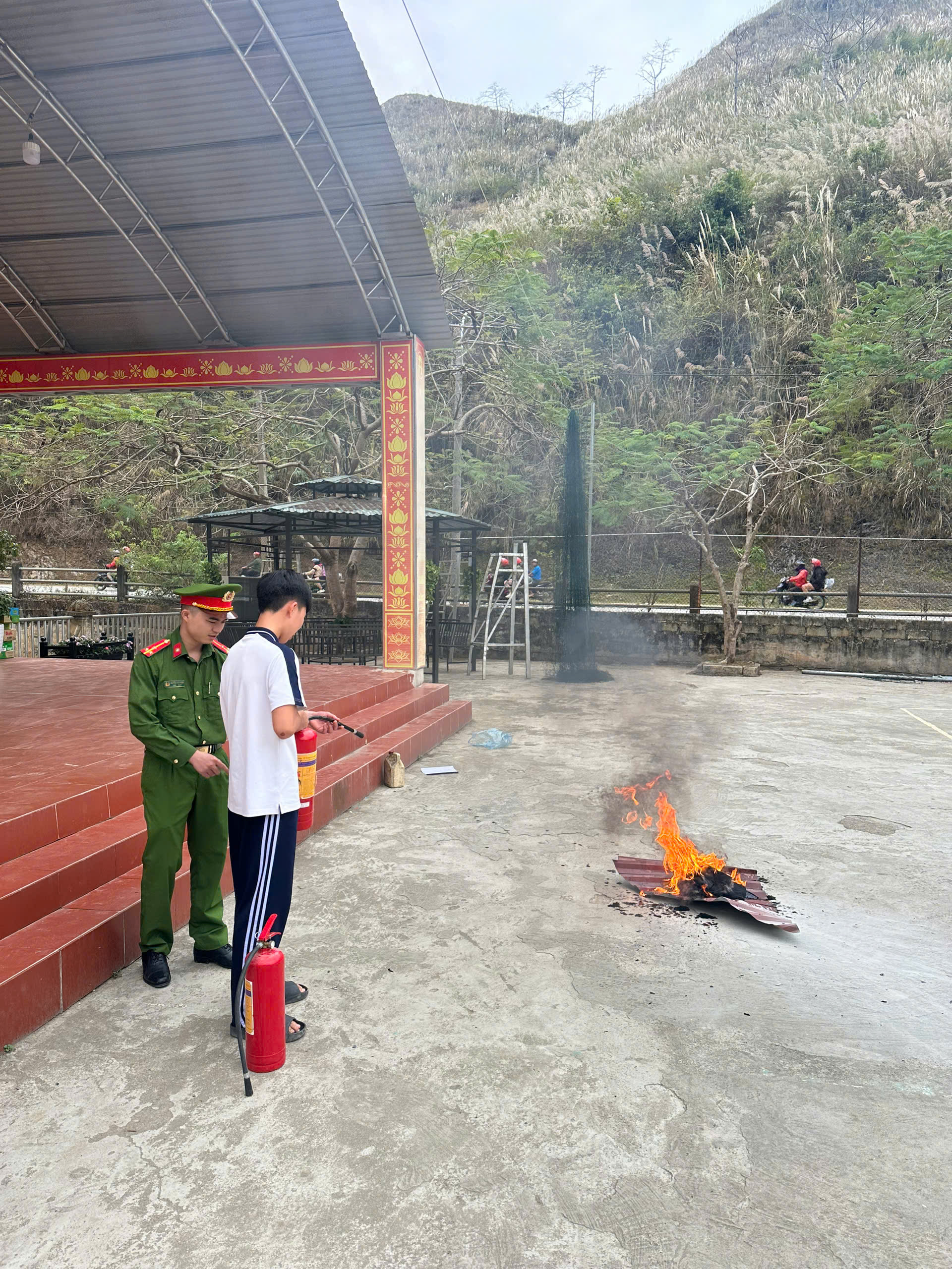 CÔNG AN XÃ MẬU DUỆ TỔ CHỨC TUYÊN TRUYỀN PHÁP LUẬT, THỰC HÀNH CHỮA CHÁY VÀ CNCH 